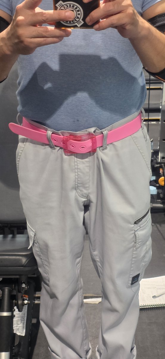 masa_masa313's tweet photo. 仕事終わってジムへ
木曜日は肩と三頭筋のトレなんだけどジムウエア忘れてた💦
仕方ないので通勤用の作業服で筋トレ
めちゃくちゃベルトが目立ってました🤣🤣🤣 https://t.co/MfYoX2ej4n