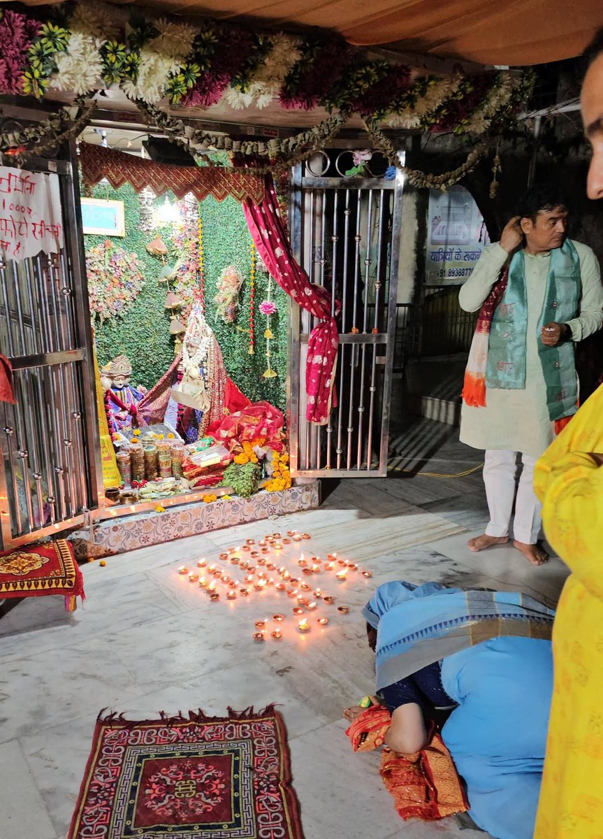 rajeshchbjp's tweet photo. गुरु पूर्णिमा के पावन अवसर पर मांट विधानसभा स्थित प्राचीन मंदिर श्री भाण्डीरवन धाम में सद्गुरु रविदास जी महाराज के 650वें जयंती वर्ष के उपलक्ष्य में आयोजित कार्यक्रम में मेरी धर्मपत्नी एवं ब्लॉक प्रमुख श्रीमती सुमन चौधरी जी ने सम्मिलित होकर मंदिर में विधि-विधान से दर्शन-पूजन कर श्री राधा रानी जी का आशीर्वाद प्राप्त किया तथा दीप प्रज्ज्वलित कर समस्त क्षेत्रवासियों के सुख, समृद्धि, शांति एवं मंगल की कामना की।

जय गुरु रविदास महाराज।
जय श्री भाण्डीरवन धाम।