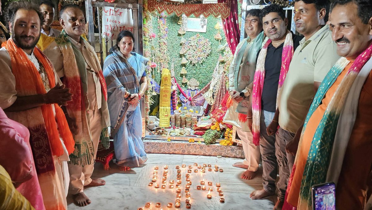 rajeshchbjp's tweet photo. गुरु पूर्णिमा के पावन अवसर पर मांट विधानसभा स्थित प्राचीन मंदिर श्री भाण्डीरवन धाम में सद्गुरु रविदास जी महाराज के 650वें जयंती वर्ष के उपलक्ष्य में आयोजित कार्यक्रम में मेरी धर्मपत्नी एवं ब्लॉक प्रमुख श्रीमती सुमन चौधरी जी ने सम्मिलित होकर मंदिर में विधि-विधान से दर्शन-पूजन कर श्री राधा रानी जी का आशीर्वाद प्राप्त किया तथा दीप प्रज्ज्वलित कर समस्त क्षेत्रवासियों के सुख, समृद्धि, शांति एवं मंगल की कामना की।

जय गुरु रविदास महाराज।
जय श्री भाण्डीरवन धाम।