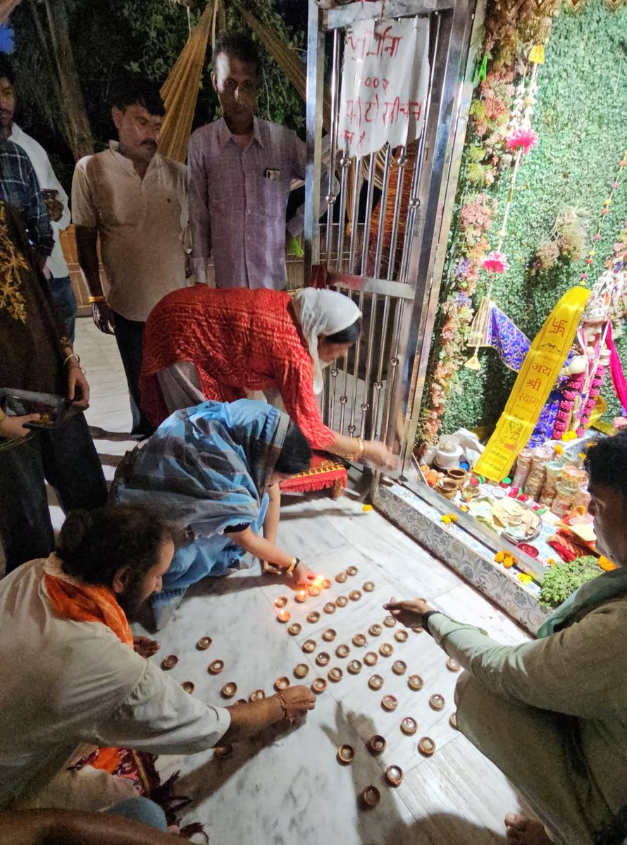 rajeshchbjp's tweet photo. गुरु पूर्णिमा के पावन अवसर पर मांट विधानसभा स्थित प्राचीन मंदिर श्री भाण्डीरवन धाम में सद्गुरु रविदास जी महाराज के 650वें जयंती वर्ष के उपलक्ष्य में आयोजित कार्यक्रम में मेरी धर्मपत्नी एवं ब्लॉक प्रमुख श्रीमती सुमन चौधरी जी ने सम्मिलित होकर मंदिर में विधि-विधान से दर्शन-पूजन कर श्री राधा रानी जी का आशीर्वाद प्राप्त किया तथा दीप प्रज्ज्वलित कर समस्त क्षेत्रवासियों के सुख, समृद्धि, शांति एवं मंगल की कामना की।

जय गुरु रविदास महाराज।
जय श्री भाण्डीरवन धाम।