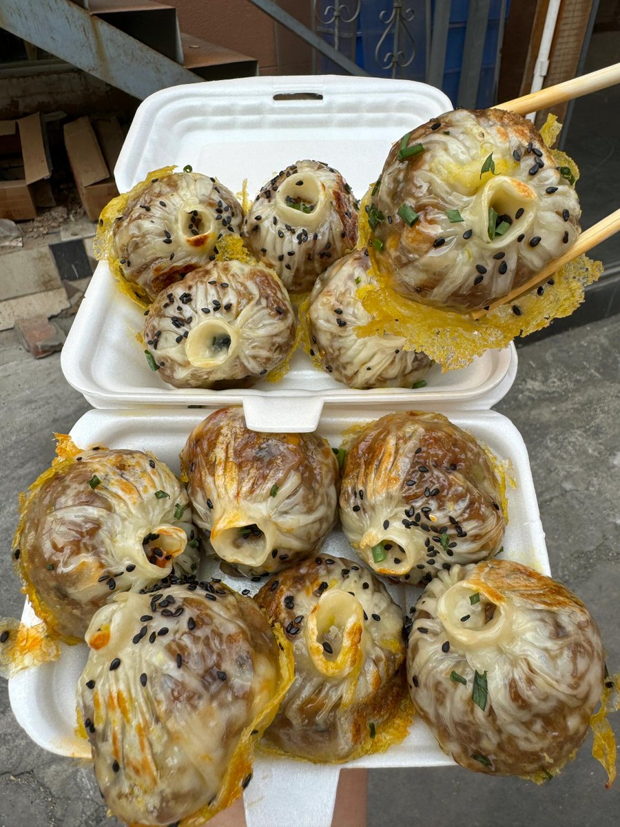 AlissaPheliril's tweet photo. Crunchy fried stinky tofu, grilled to perfection, fresh off the street cart—perfect late-night snack vibes!， https://t.co/5CSHke5HUj