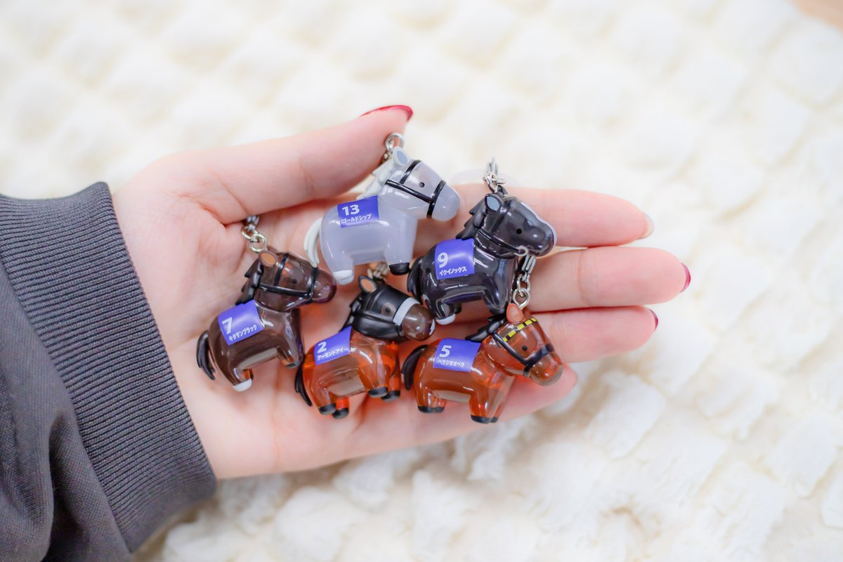 skcapsuletoy's tweet photo. 8月発売商品のご紹介
◤　再販　◢
サラブレッドコレクション
ゆらゆらマーカー

＼　ご好評につき再登場🏇💨　／
お好きなアイテムのめじるしにもぴったりな競走馬たちのゆらゆらマーカーが再登場❕

📣8月20日(木)より全国各地のカプセルトイ自販機で順次発売開始

#サラブレッドコレクション https://t.co/f3sgxrIv7Q