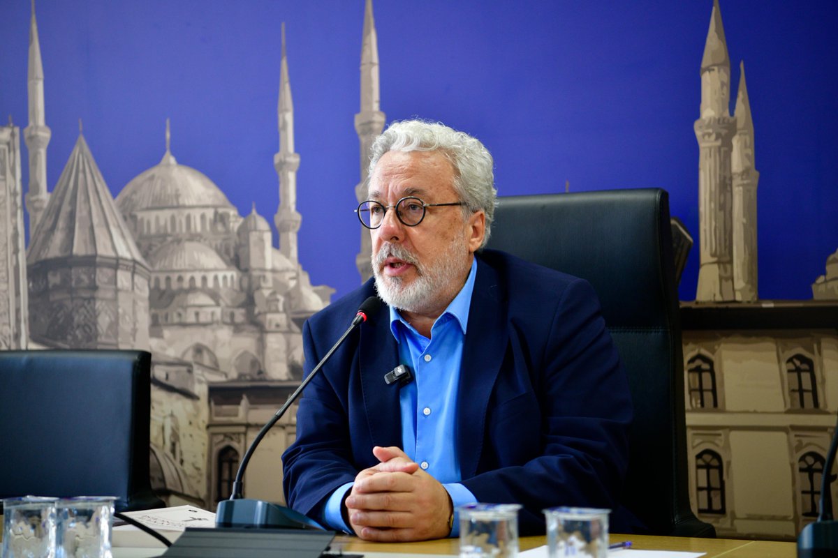 tiburesmi's tweet photo. Mâverâünnehir Yaz Seminerleri | Tasavvuf İlminin İslami İlimler İçerisindeki Yeri Üzerine

Ankara’da başlayıp TİBU’da devam eden serüvenimizde, Mâverâünnehir Yaz Seminerleri kapsamında konuşmasını gerçekleştiren Prof. Dr. Mahmut Erol Kılıç, “Tasavvuf İlminin İslami İlimler İçerisindeki Yeri” başlıklı konuşmasında, tasavvufi düşüncenin İslami ilimler hiyerarşisindeki kuşatıcı konumunu metodolojik, epistemolojik ve ontolojik boyutlarıyla ele aldı. Geleneksel (ananevi) ilim anlayışında varlığın ontolojik olarak tekdüze olmadığını, “tenevvü” ve mertebeler barındırdığını; buna bağlı olarak bilginin de merâtibu’l-ulûm (ilimler hiyerarşisi) çerçevesinde katmanlaştığını vurguladı. Derece ve mertebe kavramlarının ontolojik ve epistemolojik anahtar terimler olduğunu ifade etti.

Günümüz dünyasında ve özellikle Türkiye bağlamında son yüz yıldır yaşanan ontolojik kırılmalara dikkat çeken Prof. Dr. Mahmut Erol Kılıç, metafizik konularda ciddi bir kargaşa ve kaos yaşandığını, dindar bireylerin zihninde dahi neyin üstte neyin altta olduğuna dair hiyerarşinin karmaşık hale geldiğini belirtti. Bu zihinsel tıkanıklığı ve uyumsuzluğu çözebilmek adına modern cihazlardaki “fabrika ayarlarına geri dönme” ve “yeniden başlatma” benzetmesini kullanarak, bilginin yeniden inşası sürecinde anane ve geleneğin temel prensiplerine müracaat edilmesi gerektiğini savundu. Geleneği; örf-âdet seviyesindeki olumsuz kullanımından ayırarak, tarihsel süreçte köklü bir sürekliliği ifade eden yüz yıllık kurumların, ticari müesseselerin sunduğu tarihsel güvenilirlik üzerinden örneklendirdi.

Din düşüncesi ve tarihinin kavranmasında “modeller” üzerinden konuşmanın kaçınılmazlığını dile getiren Prof. Dr. Mahmut Erol Kılıç, vahiyle muhatap olan peygamberlerin ve vahiy sürecinin bireysel/sübjektif mahiyetine değindi. Peygamberlerin tek başlarına Hira’da veya Tur-ı Sina’da vahiyle buluşmalarının ve nesnel/objektif doğrulamalara dayanmayan bu deneyimin, modern dönemde dışlanan sübjektivizmin geleneğin merkezinde yer aldığını gösterdiğini vurguladı. Hazreti Peygamberin Veda Haccı sonrasında (أَلَا هَلْ بَلَّغْتُ) nidasıyla peygamberlik görevinin tamamlanması sonucu, vahiyle oluşturulan kaynağın (Kur'an ve sünnet) sonraki kuşaklar tarafından yorumlanması sürecinin başladığını belirtti. Bu yorumlama biçimlerinin medeniyetler inşa edebileceği gibi yanlış modellemelerle yıkıcı söylemlere de zemin hazırlayabileceğini aktaran hocamız, bu noktada tasavvufu tarihsel süreç içerisinde geliştirilmiş özgün bir “model” olarak konumlandırdı.

Tasavvuf kelimesinin kendisinin mutlak bir teknik terim olmadığını, sosyolojik ve sonradan yakıştırılmış bir isimlendirme olduğunu; “yün giyenler/tasavvufe” kökeninden hareketle kumaş ile ruh/maneviyat arasındaki organik ilişkiye dayandığını belirtti. Muhyiddin İbnü’l-Arabî gibi kuşatıcı ariflerin kendilerini “mutasavvıf” gibi alt mertebede görünen kavramlar yerine muhakkikûn olarak tanımlamayı tercih ettiklerini, dolayısıyla terimsel isimlendirmelerden ziyade modelin özünün önemli olduğunu belirtmiştir.

Prof. Dr. Mahmut Erol Kılıç, tasavvufi modelin ayet ve hadisleri yorumlama metodolojisine odaklandı; seçili metin bağlamında ontolojik derinliği vurguladı:

•İnsan ve Vahiy İkizliği: (إِنَّهُ لَقُرْآنٌ كَرِيمٌ ﴿٧٧﴾ فِي كِتَابٍ مَّكْنُونٍ / Şüphesiz bu, korunmuş/gizli bir kitapta olan değerli bir Kur’an’dır – Vakıa, 77-78) ayetini ele alarak; vahyin indiği esnada ortada fiziksel bir kitap/mushaf yokken bu ifadenin kullanılmasını (اَلْإِنْسَانُ وَالْقُرْآنُ تَوْأَمَانِ / İnsan ve Kur’an ikiz kardeştir) hadisiyle açıkladı. Levh-i Mahfuz’dan aşağıya doğru inen vahiy ile topraktan bedenlenip aşağıya inen insanın aynı kökten geldiğini, dolayısıyla kitâb-ı meknûn sırrının insanın kendisinde mündemiç olduğunu dile getirdi. Kitabı anlamanın en temel anahtarının insanı anlamak olduğunu ifade etti.

•Mebde ve Meâd: (إِنَّا لِلَّهِ وَإِنَّا إِلَيْهِ رَاجِعُونَ / Biz şüphesiz Allah’a aitiz ve şüphesiz O’na döneceğiz- Bakara, 156) ayetini, felsefe ve ontolojinin en temel meselesi olan “Mebde ve Meâd” ilkesiyle açıkladı. Ayetteki “lillâhi” ifadesindeki “lam” harfinin “min” (den/dan) manasında olduğunu belirterek “Allah’tan geldik ve yine O’na döneceğiz” hakikatinin, insanın kaynağı ile nihai hedefini belirlediğini; bu durumun ölümü bir korku unsuru olmaktan çıkarıp Mevlana’nın ifadesiyle “Şeb-i Arus” (düğün gecesi) haline getirdiğini dile getirdi.

•Maiyyet ve Kurbiyyet: (وَهُوَ مَعَك��مْ أَيْنَ مَا كُنتُمْ / Nerede olursanız olun O sizinle beraberdir – Hadid, 4), (وَنَحْنُ أَقْرَبُ إِلَيْهِ مِنْ حَبْلِ الْوَرِيدِ / Biz ona şah damarından daha yakınız – Kâf, 16) ve (وَفِي أَنفُسِكُمْ أَفَلَا تُبْصِرُونَ / Kendi nefislerinizde de ayetler vardır, hâlâ görmüyor musunuz? – Zâriyât, 21) ayetleri üzerinden maiyyet ve kurbiyyet metafiziğini anlattı. Tanrı bilgisinin sadece dışsal/kitabi bir malumat olmadığını, insanın özünde zaten var olduğunu, tasavvufun ise keşfü’l-hicab suretiyle insanın içindeki bu emaneti ve farkındalığı açığa çıkarmayı hedeflediğini belirtti.

İlimler hiyerarşisinde tasavvufun yerini değerlendirirken, ilimleri “alet ilimler” ve “gaye ilimler” olarak ikiye ayırdı. Arapça gramer, fıkıh, kelam gibi disiplinlerin gaye değil, aracı/alet ilimleri olduğunu; gaye ilmin ise Marifetullah olduğunu vurguladı. Ayrıca ilim tahsilinde ilm-i husûlî (öğrenim ve çabayla elde edilen dışsal bilgi) ile ilm-i huzûrî (huzurda bulunma ve manevi hazır oluşla kalpte tecelli eden bilgi) ayrımını yaptı; husulî ilimlerin huzurî ilme ulaştıran birer başlangıç merhalesi olduğunu belirtti. Fıkıh kelimesinin özünde (مَنْ يُرِدِ اللَّهُ بِهِ خَيْرًا يُفَقِّهْهُ فِي الدِّينِ / Allah kimin hakkında hayır murat ederse onu dinde derin anlayış sahibi kılar) hadisindeki gibi “dinde derinleşmek, derin anlayış sahibi olmak” anlamına geldiğini, ancak günümüzde yalnızca dışsal hukuk kurallarına veya ceza hukukuna indirgenerek dinin içinin boşaltıldığını ve şekilsel bir yapıya büründürüldüğünü eleştirdi.

Topkapı Sarayı sembolizmi üzerinden şeriat, tarikat, marifet ve hakikat mertebelerini açıklayan Prof. Dr. Mahmut Erol Kılıç; (وَأْتُوا الْبُيُوتَ مِنْ أَبْوَابِهَا / Evlere kapılarından giriniz – Bakara, 189) ayetini bir metodoloji ilkesi olarak zikrederek şeriatın sarayın adresini ve dış kapısını gösterdiğini, vazifesinin kapıya kadar getirmek olduğunu; sarayın dış surlarından (bîrun) iç mekanlarına (enderun) doğru yürünülen patikanın “tarik” olduğunu; mabeynde bekleyip padişahın huzuruna kabul edilmenin ve O’nu müşahede etmenin ise “marifet ve hakikat” aşamaları olduğunu ifade etti. Yunus Emre’nin “Şeriât, tarikat yoldur varana / Hakikat, mârifet andan içerû” dizelerini aktararak, şeriat ve tarikatın birer araç, ulaşılan mahsulün ise marifet ve hakikat olduğunu vurguladı. (وَحَمَلَهَا الْإِنسَانُ / Ve onu insan yüklendi – Ahzâb, 72) ayeti gereğince insanın Halifetullah olarak muazzam bir emanet taşıdığını, mezhebi taassupçuluk ve tarikatçılık fanatizminin ise aracı din haline getirmekten ibaret olduğunu belirtti.

Yunus Emre’nin “Çıktım erik dalına anda yedim üzümü / Bostan ıssı kakıdı, der ne yersin kozumu” şathiyesini mantık ilmindeki “absürt/saçma” kavramı çerçevesinde analiz eden Prof. Dr. Mahmut Erol Kılıç; erik ağacında üzüm aramanın metodolojik yanlışlığına ve neyi nerede aradığını bilmenin, metodolojiyi doğru kurmanın önemine vurgu yaptı. Mevlana’nın “هر چیز که در جستن آنی آنی” (Ne arıyorsan o sun sen) sözüyle bağ kurarak, ilim yolcusunun arayışının niteliğini sorgulaması gerektiğinin altını çizdi.

Geleneksel ilim anlayışında “âlim” tanımını yeniden yapan Prof. Dr. Mahmut Erol Kılıç, çok kitap okuyan veya çok hocadan ders alan kişinin değil, bilgileri ve hakikatleri birbirine bağlayabilen, “irtibat kurabilen” kişinin âlim; irtibat kuramayan kişinin ise “cahil” olduğunu aktardı. (مَنْ عَرَفَ نَفْسَهُ فَقَدْ عَرَفَ رَبَّهُ / Nefsini/özünü bilen, Rabbini de bilir) ilkesine atıfla konuşmasının sonunda, dini ilimlerin merkezine “Allah’ı ve O’nu bilmeyi” (Marifetullah) koymak gerektiğini; aksi takdirde yıllarca süren biçimsel eğitimlerin insanı hakikate ulaştıramayacağını, ibadetlerin gaye haline getirilip Allah’ın unutulması tehlikesinin doğacağını ifade etti. İbadet ve amellerin ancak “insan-ı kâmil” olmaya hizmet ettiği ölçüde anlam kazanacağını, bunun da irfan ile mümkün olacağını belirterek dersini tamamladı.