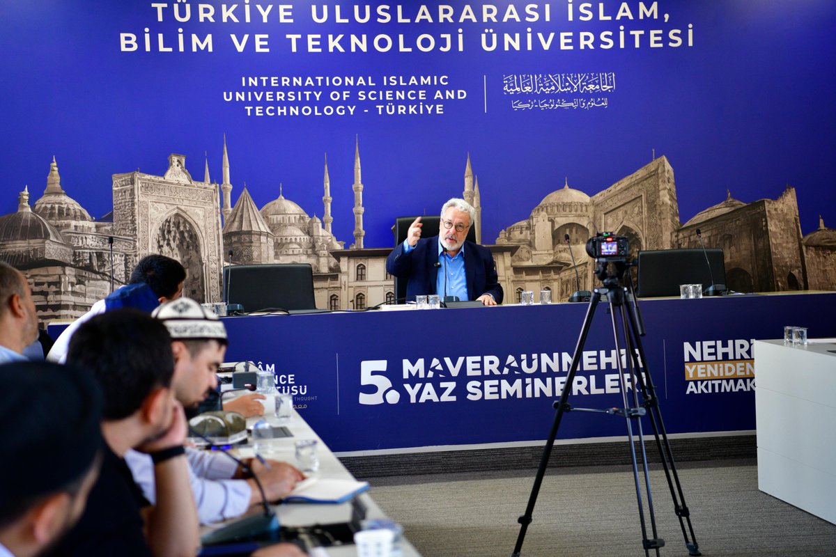 tiburesmi's tweet photo. Mâverâünnehir Yaz Seminerleri | Tasavvuf İlminin İslami İlimler İçerisindeki Yeri Üzerine

Ankara’da başlayıp TİBU’da devam eden serüvenimizde, Mâverâünnehir Yaz Seminerleri kapsamında konuşmasını gerçekleştiren Prof. Dr. Mahmut Erol Kılıç, “Tasavvuf İlminin İslami İlimler İçerisindeki Yeri” başlıklı konuşmasında, tasavvufi düşüncenin İslami ilimler hiyerarşisindeki kuşatıcı konumunu metodolojik, epistemolojik ve ontolojik boyutlarıyla ele aldı. Geleneksel (ananevi) ilim anlayışında varlığın ontolojik olarak tekdüze olmadığını, “tenevvü” ve mertebeler barındırdığını; buna bağlı olarak bilginin de merâtibu’l-ulûm (ilimler hiyerarşisi) çerçevesinde katmanlaştığını vurguladı. Derece ve mertebe kavramlarının ontolojik ve epistemolojik anahtar terimler olduğunu ifade etti.

Günümüz dünyasında ve özellikle Türkiye bağlamında son yüz yıldır yaşanan ontolojik kırılmalara dikkat çeken Prof. Dr. Mahmut Erol Kılıç, metafizik konularda ciddi bir kargaşa ve kaos yaşandığını, dindar bireylerin zihninde dahi neyin üstte neyin altta olduğuna dair hiyerarşinin karmaşık hale geldiğini belirtti. Bu zihinsel tıkanıklığı ve uyumsuzluğu çözebilmek adına modern cihazlardaki “fabrika ayarlarına geri dönme” ve “yeniden başlatma” benzetmesini kullanarak, bilginin yeniden inşası sürecinde anane ve geleneğin temel prensiplerine müracaat edilmesi gerektiğini savundu. Geleneği; örf-âdet seviyesindeki olumsuz kullanımından ayırarak, tarihsel süreçte köklü bir sürekliliği ifade eden yüz yıllık kurumların, ticari müesseselerin sunduğu tarihsel güvenilirlik üzerinden örneklendirdi.

Din düşüncesi ve tarihinin kavranmasında “modeller” üzerinden konuşmanın kaçınılmazlığını dile getiren Prof. Dr. Mahmut Erol Kılıç, vahiyle muhatap olan peygamberlerin ve vahiy sürecinin bireysel/sübjektif mahiyetine değindi. Peygamberlerin tek başlarına Hira’da veya Tur-ı Sina’da vahiyle buluşmalarının ve nesnel/objektif doğrulamalara dayanmayan bu deneyimin, modern dönemde dışlanan sübjektivizmin geleneğin merkezinde yer aldığını gösterdiğini vurguladı. Hazreti Peygamberin Veda Haccı sonrasında (أَلَا هَلْ بَلَّغْتُ) nidasıyla peygamberlik görevinin tamamlanması sonucu, vahiyle oluşturulan kaynağın (Kur'an ve sünnet) sonraki kuşaklar tarafından yorumlanması sürecinin başladığını belirtti. Bu yorumlama biçimlerinin medeniyetler inşa edebileceği gibi yanlış modellemelerle yıkıcı söylemlere de zemin hazırlayabileceğini aktaran hocamız, bu noktada tasavvufu tarihsel süreç içerisinde geliştirilmiş özgün bir “model” olarak konumlandırdı.

Tasavvuf kelimesinin kendisinin mutlak bir teknik terim olmadığını, sosyolojik ve sonradan yakıştırılmış bir isimlendirme olduğunu; “yün giyenler/tasavvufe” kökeninden hareketle kumaş ile ruh/maneviyat arasındaki organik ilişkiye dayandığını belirtti. Muhyiddin İbnü’l-Arabî gibi kuşatıcı ariflerin kendilerini “mutasavvıf” gibi alt mertebede görünen kavramlar yerine muhakkikûn olarak tanımlamayı tercih ettiklerini, dolayısıyla terimsel isimlendirmelerden ziyade modelin özünün önemli olduğunu belirtmiştir.

Prof. Dr. Mahmut Erol Kılıç, tasavvufi modelin ayet ve hadisleri yorumlama metodolojisine odaklandı; seçili metin bağlamında ontolojik derinliği vurguladı:

•İnsan ve Vahiy İkizliği: (إِنَّهُ لَقُرْآنٌ كَرِيمٌ ﴿٧٧﴾ فِي كِتَابٍ مَّكْنُونٍ / Şüphesiz bu, korunmuş/gizli bir kitapta olan değerli bir Kur’an’dır – Vakıa, 77-78) ayetini ele alarak; vahyin indiği esnada ortada fiziksel bir kitap/mushaf yokken bu ifadenin kullanılmasını (اَلْإِنْسَانُ وَالْقُرْآنُ تَوْأَمَانِ / İnsan ve Kur’an ikiz kardeştir) hadisiyle açıkladı. Levh-i Mahfuz’dan aşağıya doğru inen vahiy ile topraktan bedenlenip aşağıya inen insanın aynı kökten geldiğini, dolayısıyla kitâb-ı meknûn sırrının insanın kendisinde mündemiç olduğunu dile getirdi. Kitabı anlamanın en temel anahtarının insanı anlamak olduğunu ifade etti.

•Mebde ve Meâd: (إِنَّا لِلَّهِ وَإِنَّا إِلَيْهِ رَاجِعُونَ / Biz şüphesiz Allah’a aitiz ve şüphesiz O’na döneceğiz- Bakara, 156) ayetini, felsefe ve ontolojinin en temel meselesi olan “Mebde ve Meâd” ilkesiyle açıkladı. Ayetteki “lillâhi” ifadesindeki “lam” harfinin “min” (den/dan) manasında olduğunu belirterek “Allah’tan geldik ve yine O’na döneceğiz” hakikatinin, insanın kaynağı ile nihai hedefini belirlediğini; bu durumun ölümü bir korku unsuru olmaktan çıkarıp Mevlana’nın ifadesiyle “Şeb-i Arus” (düğün gecesi) haline getirdiğini dile getirdi.

•Maiyyet ve Kurbiyyet: (وَهُوَ مَعَك��مْ أَيْنَ مَا كُنتُمْ / Nerede olursanız olun O sizinle beraberdir – Hadid, 4), (وَنَحْنُ أَقْرَبُ إِلَيْهِ مِنْ حَبْلِ الْوَرِيدِ / Biz ona şah damarından daha yakınız – Kâf, 16) ve (وَفِي أَنفُسِكُمْ أَفَلَا تُبْصِرُونَ / Kendi nefislerinizde de ayetler vardır, hâlâ görmüyor musunuz? – Zâriyât, 21) ayetleri üzerinden maiyyet ve kurbiyyet metafiziğini anlattı. Tanrı bilgisinin sadece dışsal/kitabi bir malumat olmadığını, insanın özünde zaten var olduğunu, tasavvufun ise keşfü’l-hicab suretiyle insanın içindeki bu emaneti ve farkındalığı açığa çıkarmayı hedeflediğini belirtti.

İlimler hiyerarşisinde tasavvufun yerini değerlendirirken, ilimleri “alet ilimler” ve “gaye ilimler” olarak ikiye ayırdı. Arapça gramer, fıkıh, kelam gibi disiplinlerin gaye değil, aracı/alet ilimleri olduğunu; gaye ilmin ise Marifetullah olduğunu vurguladı. Ayrıca ilim tahsilinde ilm-i husûlî (öğrenim ve çabayla elde edilen dışsal bilgi) ile ilm-i huzûrî (huzurda bulunma ve manevi hazır oluşla kalpte tecelli eden bilgi) ayrımını yaptı; husulî ilimlerin huzurî ilme ulaştıran birer başlangıç merhalesi olduğunu belirtti. Fıkıh kelimesinin özünde (مَنْ يُرِدِ اللَّهُ بِهِ خَيْرًا يُفَقِّهْهُ فِي الدِّينِ / Allah kimin hakkında hayır murat ederse onu dinde derin anlayış sahibi kılar) hadisindeki gibi “dinde derinleşmek, derin anlayış sahibi olmak” anlamına geldiğini, ancak günümüzde yalnızca dışsal hukuk kurallarına veya ceza hukukuna indirgenerek dinin içinin boşaltıldığını ve şekilsel bir yapıya büründürüldüğünü eleştirdi.

Topkapı Sarayı sembolizmi üzerinden şeriat, tarikat, marifet ve hakikat mertebelerini açıklayan Prof. Dr. Mahmut Erol Kılıç; (وَأْتُوا الْبُيُوتَ مِنْ أَبْوَابِهَا / Evlere kapılarından giriniz – Bakara, 189) ayetini bir metodoloji ilkesi olarak zikrederek şeriatın sarayın adresini ve dış kapısını gösterdiğini, vazifesinin kapıya kadar getirmek olduğunu; sarayın dış surlarından (bîrun) iç mekanlarına (enderun) doğru yürünülen patikanın “tarik” olduğunu; mabeynde bekleyip padişahın huzuruna kabul edilmenin ve O’nu müşahede etmenin ise “marifet ve hakikat” aşamaları olduğunu ifade etti. Yunus Emre’nin “Şeriât, tarikat yoldur varana / Hakikat, mârifet andan içerû” dizelerini aktararak, şeriat ve tarikatın birer araç, ulaşılan mahsulün ise marifet ve hakikat olduğunu vurguladı. (وَحَمَلَهَا الْإِنسَانُ / Ve onu insan yüklendi – Ahzâb, 72) ayeti gereğince insanın Halifetullah olarak muazzam bir emanet taşıdığını, mezhebi taassupçuluk ve tarikatçılık fanatizminin ise aracı din haline getirmekten ibaret olduğunu belirtti.

Yunus Emre’nin “Çıktım erik dalına anda yedim üzümü / Bostan ıssı kakıdı, der ne yersin kozumu” şathiyesini mantık ilmindeki “absürt/saçma” kavramı çerçevesinde analiz eden Prof. Dr. Mahmut Erol Kılıç; erik ağacında üzüm aramanın metodolojik yanlışlığına ve neyi nerede aradığını bilmenin, metodolojiyi doğru kurmanın önemine vurgu yaptı. Mevlana’nın “هر چیز که در جستن آنی آنی” (Ne arıyorsan o sun sen) sözüyle bağ kurarak, ilim yolcusunun arayışının niteliğini sorgulaması gerektiğinin altını çizdi.

Geleneksel ilim anlayışında “âlim” tanımını yeniden yapan Prof. Dr. Mahmut Erol Kılıç, çok kitap okuyan veya çok hocadan ders alan kişinin değil, bilgileri ve hakikatleri birbirine bağlayabilen, “irtibat kurabilen” kişinin âlim; irtibat kuramayan kişinin ise “cahil” olduğunu aktardı. (مَنْ عَرَفَ نَفْسَهُ فَقَدْ عَرَفَ رَبَّهُ / Nefsini/özünü bilen, Rabbini de bilir) ilkesine atıfla konuşmasının sonunda, dini ilimlerin merkezine “Allah’ı ve O’nu bilmeyi” (Marifetullah) koymak gerektiğini; aksi takdirde yıllarca süren biçimsel eğitimlerin insanı hakikate ulaştıramayacağını, ibadetlerin gaye haline getirilip Allah’ın unutulması tehlikesinin doğacağını ifade etti. İbadet ve amellerin ancak “insan-ı kâmil” olmaya hizmet ettiği ölçüde anlam kazanacağını, bunun da irfan ile mümkün olacağını belirterek dersini tamamladı.