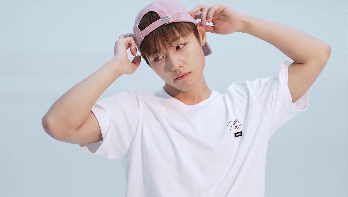orbtingyou's tweet photo. HE IS SO BABYGIRL WITHOUT EVEN TRYING. you can tell he has babygirlism in his veins https://t.co/uKLw4zjUO0