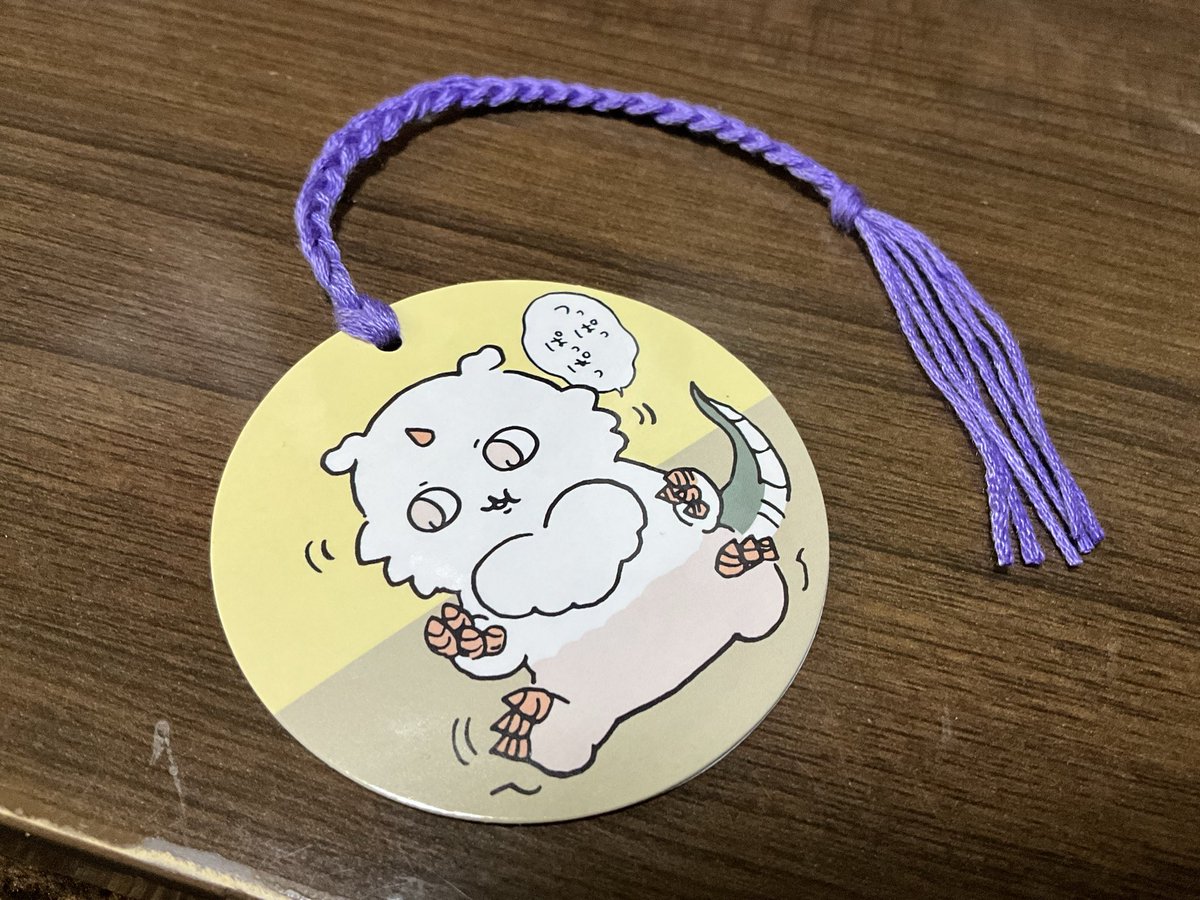 koichi_shark's tweet photo. お買い上げしたグッズのタグが可愛くて捨てられないから
しおりにリサイクルした…
2枚貼り合わせて紐通しただけだけど… https://t.co/sROgcsc46y