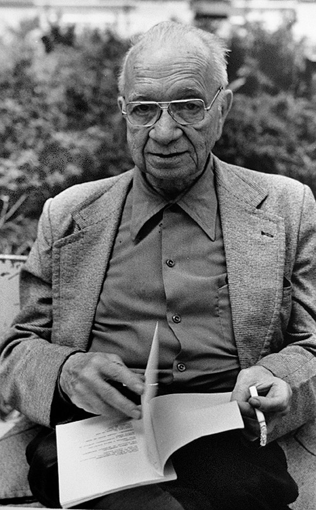 ClaudiaCostin's tweet photo. Bom dia! Há 120 anos nascia Mario Quintana (30/7/1906), o poeta que transformou as pequenas coisas da vida em grande literatura. Com delicadeza, humor e profunda sensibilidade, ensinou gerações de leitores a enxergar poesia no cotidiano.

Foi também um extraordinário tradutor, trazendo para o português autores como Marcel Proust, Virginia Woolf e Voltaire. Sua tradução de trechos de Em busca do tempo perdido revela a mesma elegância que marcou seus próprios versos.

Num tempo de tanto ruído, a voz serena de Quintana continua a nos lembrar que a verdadeira grandeza costuma habitar a simplicidade.