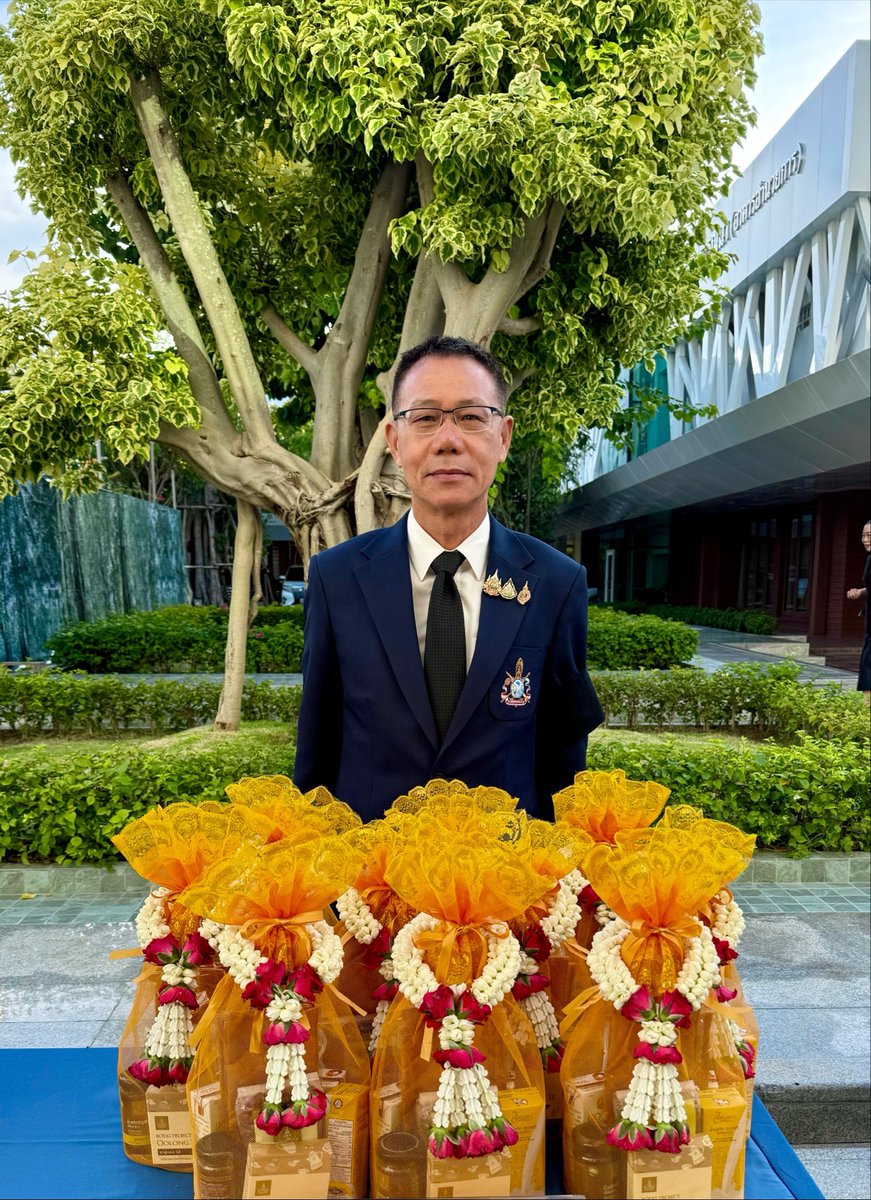 MDechasakulsom's tweet photo. วันจันทร์ที่ ๒๗ กรกฎาคม ๒๕๖๙ เข้าร่วมงานพิธีตักบาตรพระสงฆ์กิจกรรมเฉลิมพระเกียรติเพื่อถวายพระราชกุศล เนื่องในโอกาสวันเฉลิมพระชนมพรรษาพระบาทสมเด็จพระเจ้าอยู่หัว ๒๘ กรกฎาคม ๒๕๖๙  ณ ถนนด้านข้างอาคารเกียรติคุณพรรณนา (อาคารอำนวยการ) สำนักงานพระคลังข้างที่ https://t.co/7sMv9wGYnb