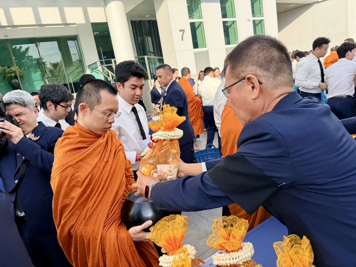 MDechasakulsom's tweet photo. วันจันทร์ที่ ๒๗ กรกฎาคม ๒๕๖๙ เข้าร่วมงานพิธีตักบาตรพระสงฆ์กิจกรรมเฉลิมพระเกียรติเพื่อถวายพระราชกุศล เนื่องในโอกาสวันเฉลิมพระชนมพรรษาพระบาทสมเด็จพระเจ้าอยู่หัว ๒๘ กรกฎาคม ๒๕๖๙  ณ ถนนด้านข้างอาคารเกียรติคุณพรรณนา (อาคารอำนวยการ) สำนักงานพระคลังข้างที่ https://t.co/7sMv9wGYnb