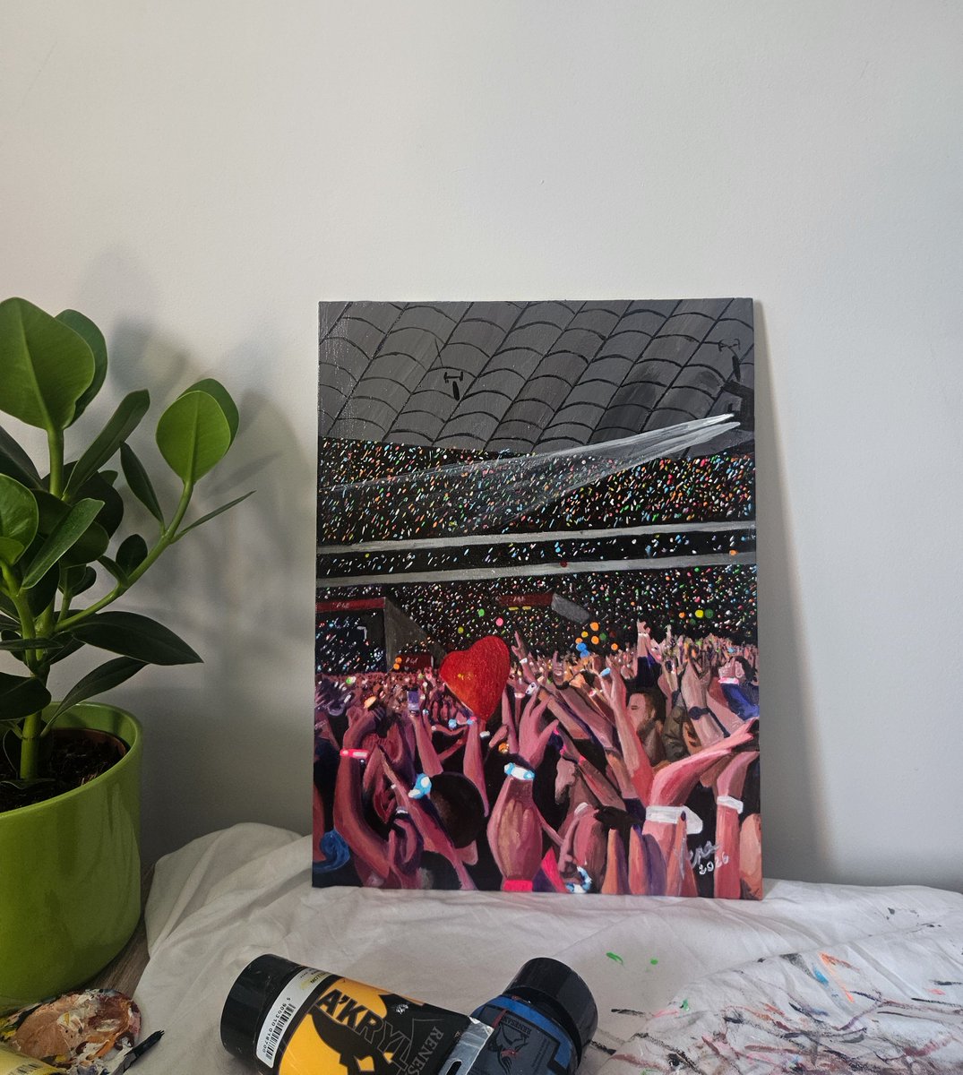 vvershere's tweet photo. 1/12 - Warsaw
My first @coldplay concert ever.
The heart in the crowd is a symbol of a fan project we did that day, but it's also a reminder that this concert left a special place in my heart for this band. Ohh, If the 2022 version of me knew what was yet to come... 🫶🏻 https://t.co/RDZTrOrCdC