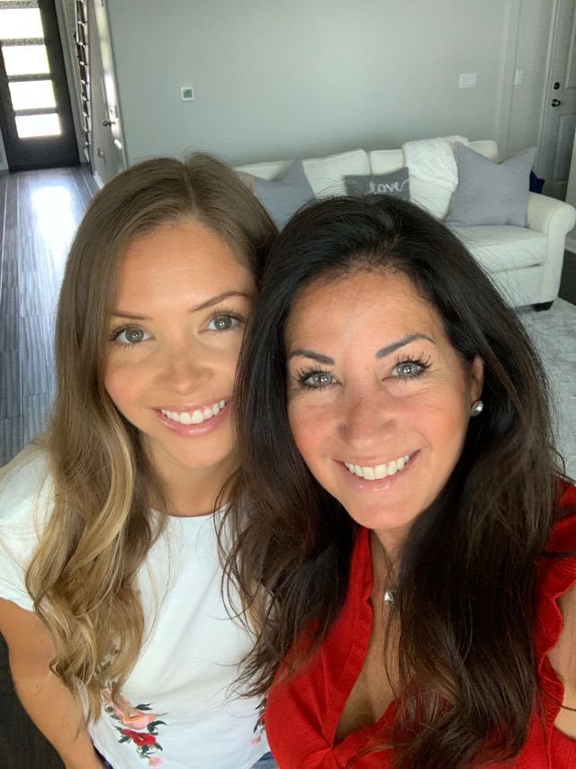 Hannazsn's tweet photo. Me or mom?? https://t.co/zdxqyY7Vr9