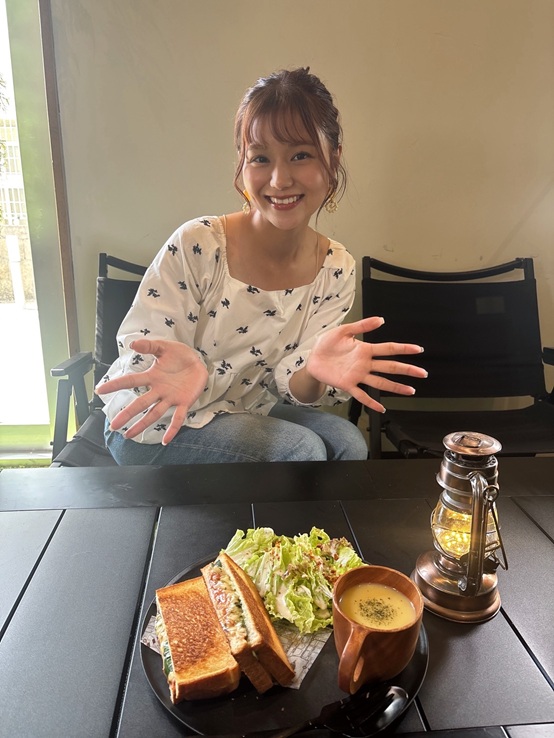 TVnirai's tweet photo. 今週のあまくま歩人では那覇市松川にある「D'OH! CAMP CAFE」を紹介します。
『街中でキャンプ気分を味わえるカフェ』をコンセプトに去年１０月オープンしました。
ホットサンドなどの人気メニューを、りーほーが紹介します!(^^)!            

#テレビにらい 
#あまくま歩人 
#沖縄ランチ https://t.co/3TxXfZAuuX