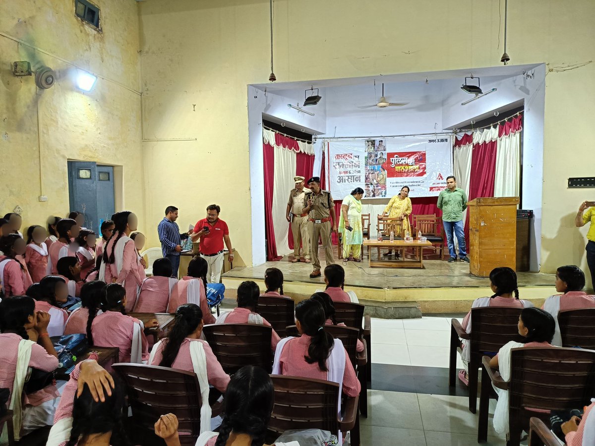 lalitpurpolice's tweet photo. #SPLTP श्री संजीव कुमार बाजपेई के निर्देशन में #Addl_SP @kaloosingh द्वारा साइबर क्राइम थाना, ललितपुर की टीम के साथ राजकीय बालिका इंटर कॉलेज, ललितपुर में ‘पुलिस की पाठशाला’ का आयोजन किया गया।
✅ कार्यक्रम के दौरान छात्राओं को महिला सुरक्षा एवं सशक्त���करण के संबंध में जागरूक करते हुए @wpl1090, 112, 1930, महिला हेल्प डेस्क, एंटी रोमियो स्क्वॉड एवं मिशन शक्ति सहित विभिन्न सुरक्षा सेवाओं एवं हेल्पलाइन नंबरों की विस्तृत जानकारी प्रदान की गई।
@cyberpolice_up
#MissionShakti
#महिला_सुरक्षा #नारी_सुरक्षा_सम्मान_स्वावलंबन
#LalitpurPolice #UPPolice
