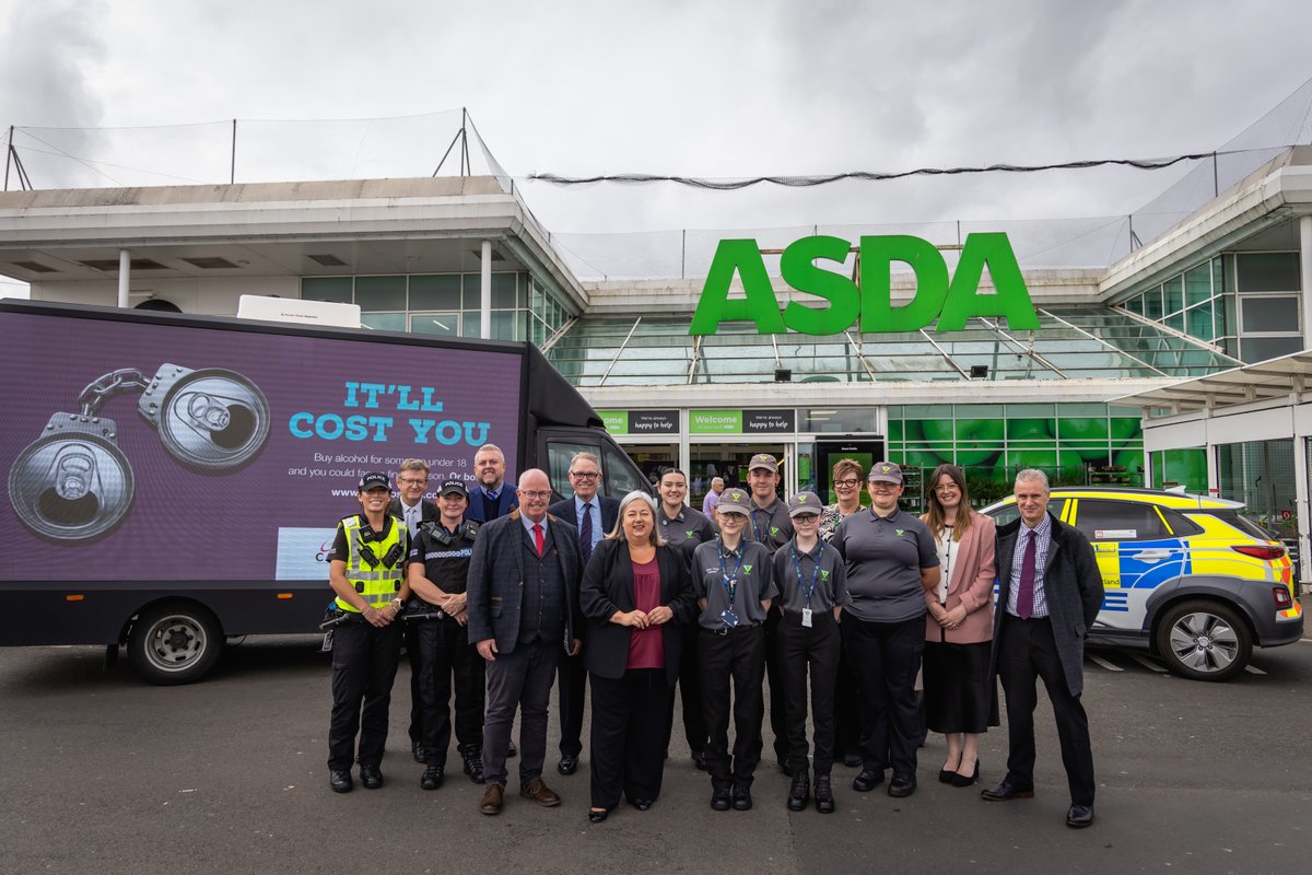 SAIP_Scotland's tweet photo. Great to have Kirsten Oswald MSP, Minister for Victims and Community Safety at our event in Kilmarnock to meet partners and promote the 'It'll Cost You' proxy purchase campaign.
#itwillcostyou #proxypurchasing #underagedrinking https://t.co/770D95xJJq