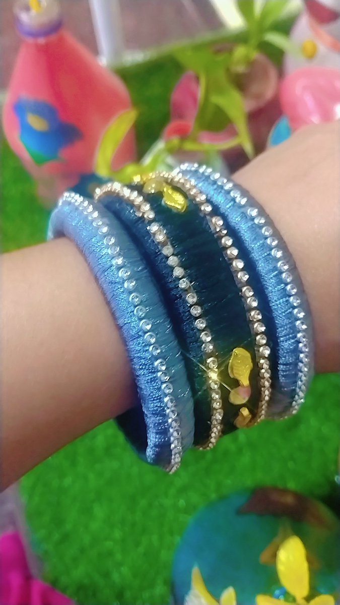 Sunee8479's tweet photo. 👌🏻👌🏻#Threadbangles #FashionTrends https://t.co/3iSmZKa9pt