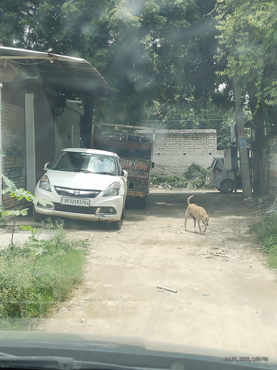 Amrishk03628532's tweet photo. @LMC_Lucknow @uptrafficpolice @lucknowtraffic @uptrafficpolice @lucknowtraffic @LMC_Lucknow ye aaj ki स्थिति hai, dekhiye kaise betarteeb khadi hain gaadiyan. https://t.co/mBYKgdJyt5