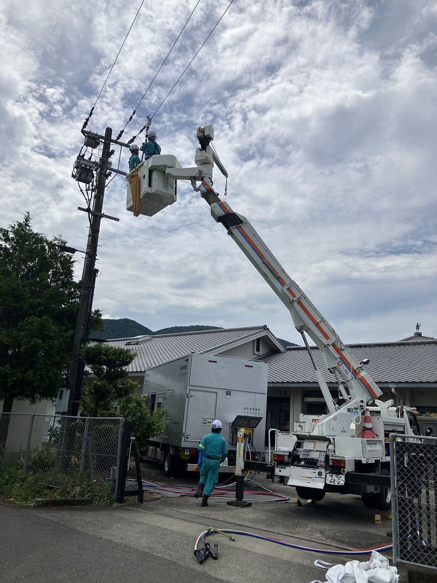 Chugoku_nw's tweet photo. 令和8年熊本地震の被災地に派遣した応援要員が現地に到着し、電力の早期復旧に向けた対応を行っています。

九州電力送配電からの要請に基づき、高圧発電機車による送電などを実施しています。

引き続き、関係機関と連携しながら最大限の対応を行ってまいります。 https://t.co/232UAwT7OQ