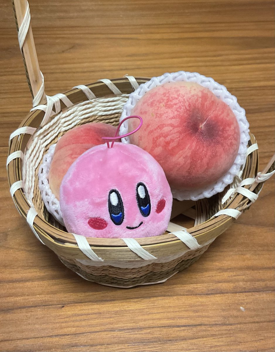 AiiwaSanta's tweet photo. 桃をいただいたのでカービィちゃんとパシャり🍑 https://t.co/WPQS0CR4Pb