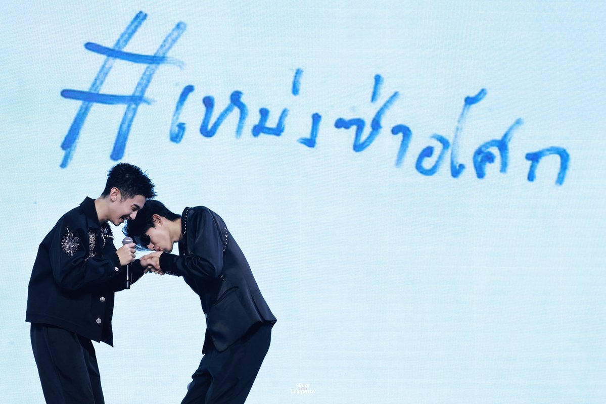 Myhousenothome's tweet photo. ชอบรูปนี้อ่ะ นอกจาก #เหม่งซ่าอโศก ที่เฮียแกจะเขียนเอง ก็ซีนจุฟมือน้อนนี่ล่ะ นึกว่าซีนขอจุฟจองเทอไว้กะคนนับพัน คนนี้เฮียม่อนจองแล้ว!! https://t.co/wwolS7oXP4