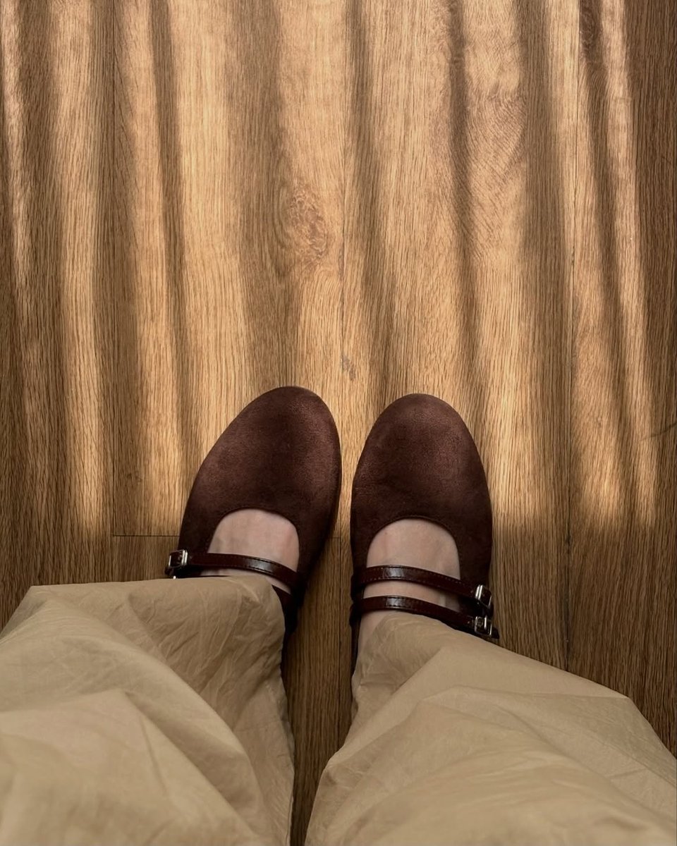 squieshye's tweet photo. obsessed banget sama flatshoes ini 😭 warna coffee-nya bikin look jadi lebih mahal, modelnya juga timeless banget. susah buat nggak jatuh hati. https://t.co/6x0rJPBCnt