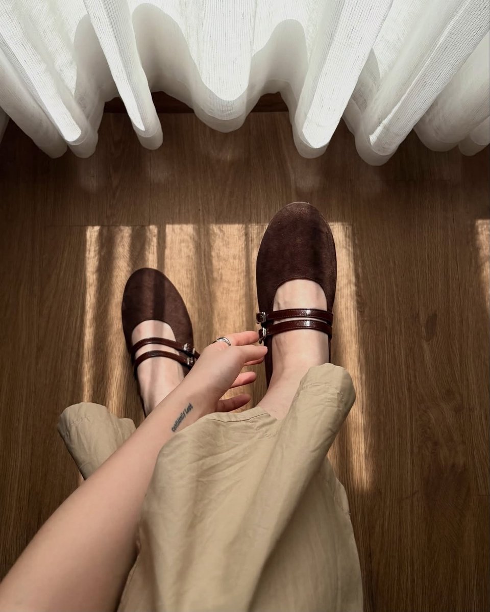 squieshye's tweet photo. obsessed banget sama flatshoes ini 😭 warna coffee-nya bikin look jadi lebih mahal, modelnya juga timeless banget. susah buat nggak jatuh hati. https://t.co/6x0rJPBCnt
