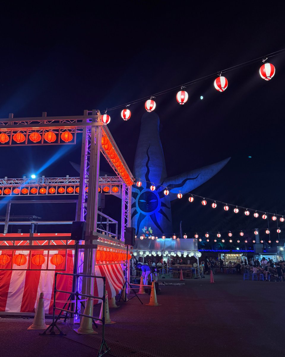 expo70park_jp's tweet photo. 先週の #万博夏まつり の様子をお届け📸✨
提灯がともると、万博記念公園は昼間とは違う雰囲気に🏮

ライトアップされた太陽の塔と、屋台や日替わりステージで彩られるお祭り広場。
夏祭りに加え、幻想的なイルミネーションも楽しめるのは万博夏まつりならでは✨

今週末は、7/31(金)〜8/2(日)に開催しま��🎐
少し涼しくなる夕方から夜にかけて、夏のひとときをお楽しみください🌙

#万博記念公園 #太陽の塔