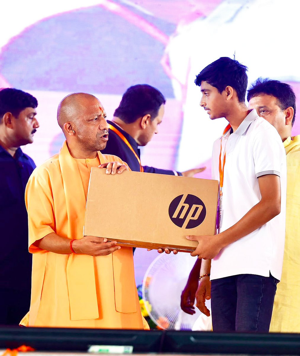 myogiadityanath's tweet photo. महाराज गाधि एवं माँ गंगा की पावन धारा से अभिसिंचित धरा, जनपद गाजीपुर का गौरव और विकास एक नए क्षितिज को स्पर्श कर रहा है।

जनपद की विकास यात्रा को और गति प्रदान करते हुए आज गाजीपुर, जखनिया, मोहम्मदाबाद, सैदपुर, जमानियां, जहूराबाद एवं जंगीपुर विधान सभा क्षेत्रों के लिए ₹692 करोड़ की 268 लोकहितकारी परियोजनाओं का लोकार्पण एवं शिलान्यास किया। इस अवसर पर विभिन्न योजनाओं के लाभार्थियों को स्वीकृति-पत्र व प्रमाण-पत्र भी प्रदान किए।

पिछली सरकारों की अकर्मण्यता के कारण प्रदेश का नागरिक गरीबी का दंश झेल रहा था, लेकिन आज डबल इंजन की सरकार में वह सभी सरकारी योजनाओं से आच्छादित हो रहा है।

पावन 'श्रावण मास' के प्रथम दिवस पर प्राप्त हो रही इन सौगातों के लिए जनपद वासियों को हार्दिक बधाई।