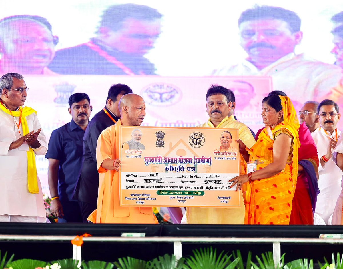 myogiadityanath's tweet photo. महाराज गाधि एवं माँ गंगा की पावन धारा से अभिसिंचित धरा, जनपद गाजीपुर का गौरव और विकास एक नए क्षितिज को स्पर्श कर रहा है।

जनपद की विकास यात्रा को और गति प्रदान करते हुए आज गाजीपुर, जखनिया, मोहम्मदाबाद, सैदपुर, जमानियां, जहूराबाद एवं जंगीपुर विधान सभा क्षेत्रों के लिए ₹692 करोड़ की 268 लोकहितकारी परियोजनाओं का लोकार्पण एवं शिलान्यास किया। इस अवसर पर विभिन्न योजनाओं के लाभार्थियों को स्वीकृति-पत्र व प्रमाण-पत्र भी प्रदान किए।

पिछली सरकारों की अकर्मण्यता के कारण प्रदेश का नागरिक गरीबी का दंश झेल रहा था, लेकिन आज डबल इंजन की सरकार में वह सभी सरकारी योजनाओं से आच्छादित हो रहा है।

पावन 'श्रावण मास' के प्रथम दिवस पर प्राप्त हो रही इन सौगातों के लिए जनपद वासियों को हार्दिक बधाई।