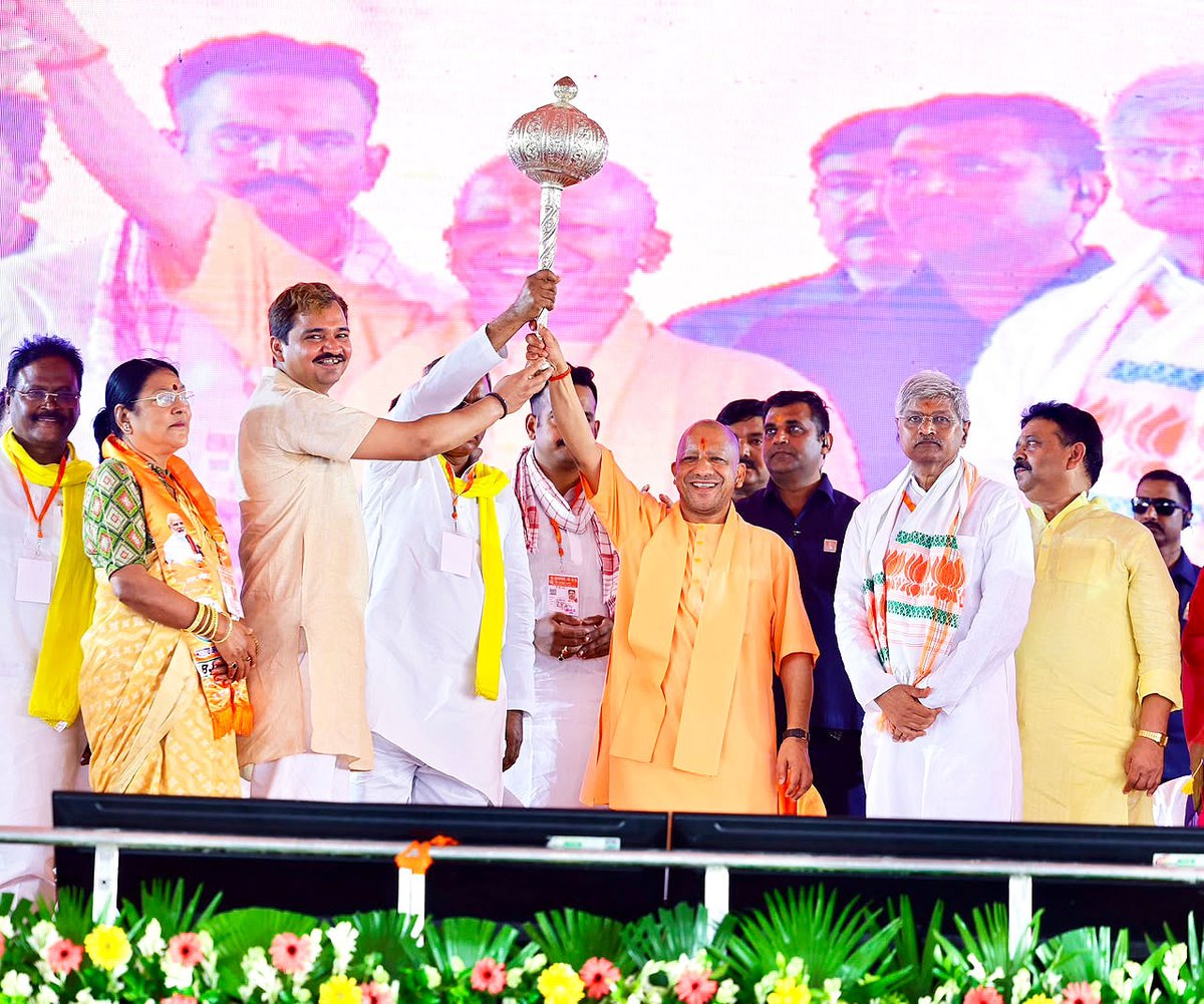 myogiadityanath's tweet photo. महाराज गाधि एवं माँ गंगा की पावन धारा से अभिसिंचित धरा, जनपद गाजीपुर का गौरव और विकास एक नए क्षितिज को स्पर्श कर रहा है।

जनपद की विकास यात्रा को और गति प्रदान करते हुए आज गाजीपुर, जखनिया, मोहम्मदाबाद, सैदपुर, जमानियां, जहूराबाद एवं जंगीपुर विधान सभा क्षेत्रों के लिए ₹692 करोड़ की 268 लोकहितकारी परियोजनाओं का लोकार्पण एवं शिलान्यास किया। इस अवसर पर विभिन्न योजनाओं के लाभार्थियों को स्वीकृति-पत्र व प्रमाण-पत्र भी प्रदान किए।

पिछली सरकारों की अकर्मण्यता के कारण प्रदेश का नागरिक गरीबी का दंश झेल रहा था, लेकिन आज डबल इंजन की सरकार में वह सभी सरकारी योजनाओं से आच्छादित हो रहा है।

पावन 'श्रावण मास' के प्रथम दिवस पर प्राप्त हो रही इन सौगातों के लिए जनपद वासियों को हार्दिक बधाई।