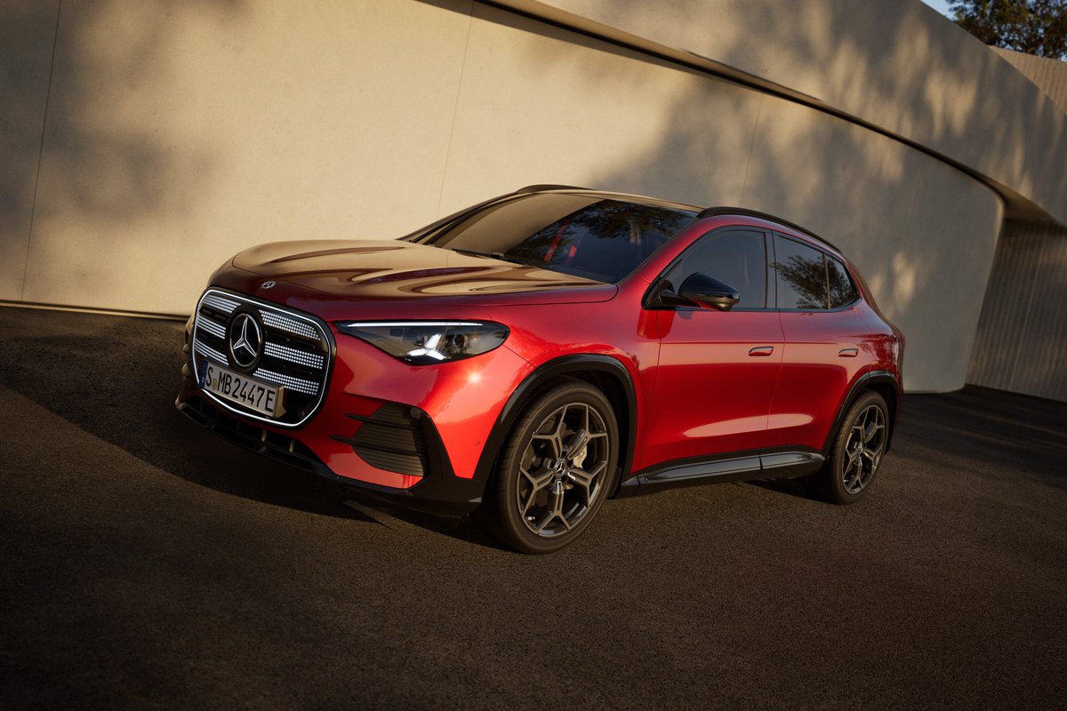 Lev_Kop's tweet photo. Eşine söz verdiği için yeni GLA için kendisini baskı altında hissetmiş

♨️Mercedes, tamamen yeni ve hem elektrikli hem de hibrit güç ünitelerine sahip "GLA" modelini tanıttı. 

♨️Selefine göre daha uzun menzil, daha fazla teknoloji ve daha geniş iç mekan sunan yeni GLA, tam elektrikli versiyon da sunduğu için "EQA" ismini de öldürmüş oldu!

♨️Işıklandırılmış ön ızgara ve tamaman farklı bir arka tasarıma sahip yeni GLA, panoramik tavan, geniş MBUX Superscreen ve kalite hissi artırılmış iç mekanıyla da dikkat çekiyor.

♨️Pazara sunulduğunda müşteriler üç tamamen elektrikli model arasından seçim yapabilecek. İlerleyen dönemde yüksek teknolojili elektrik motorlu içten yanmalı modeller de bu seçeneklere katılacak. 

♨️Tamamen yeni GLA; dikkat çekici tasarımı, gelişmiş teknolojiyi ve günlük kullanım pratikliğini bir araya getirerek şehir içi mobiliteyi daha özgüvenli, daha sezgisel ve daha heyecan verici hale getiriyor.

♨️Mercedes-Benz Group AG Yönetim Kurulu Başkanı Ola Kallenius, yeni GLA’nın kendisi için çok özel olduğunu belirterek, "EQA, şu an eşimin kullandığı otomobil. Bu yüzden üzerimde büyük baskı vardı. Kendisine söz verdim; her ne kadar şimdiki otomobilini çok sevse de, bir sonrakinin her açıdan daha iyi olacağını söyledim" demiş.

♨️Araçta yeri içermeyen 'Style', ultra sportif "AMG", AMG ile Gece Paketi'ni bünyesinde barındıran özel "Night Edition" gibi 4 farklı donanım seçeneği sunulacak. 

♨️Dört çeker sistemi, TERRAIN sürüş modu ve Land Rover'dan da hatırlayacağımız "şeffaf kaput" fonksiyonu, iddialı yönleri arasında. 

♨️CLA gibi GLA'nın da önce elektrikli versiyonları piyasaya sürülecek. 224 PS'lik "200", 272 PS gücündeki arkadan itişli "250+" ve 354 PS gücündeki dört tekerlekten çekişli "350 4Matic" modelleri bulunacak.

♨️GLA 200 58 kWsa kullanılabilir enerji içeriğine sahip lityum demir fosfat (LFP) bataryaya sahipken, diğer iki motor seçeneği 85 kWsa kullanılabilir enerji içeriğine sahip bir NMC (nikel-mangan-kobalt) batarya ile donatılmış. Menziller ise 644 ile 657 km arasında değişiyor. 800V mimarisi, 10 dakikada 270 kilometreye kadar ek menzil (WLTP) sunabilecekmiş.

♨️48V hibrit seçenekler ise yeni 1.5 lt benzinli motora küçük bir elektrik motoru ve elektrikli 8 ileri çift kavramalı otomatik şanzımanın eklenmesiyle 2027'de piyasaya sürülecek.