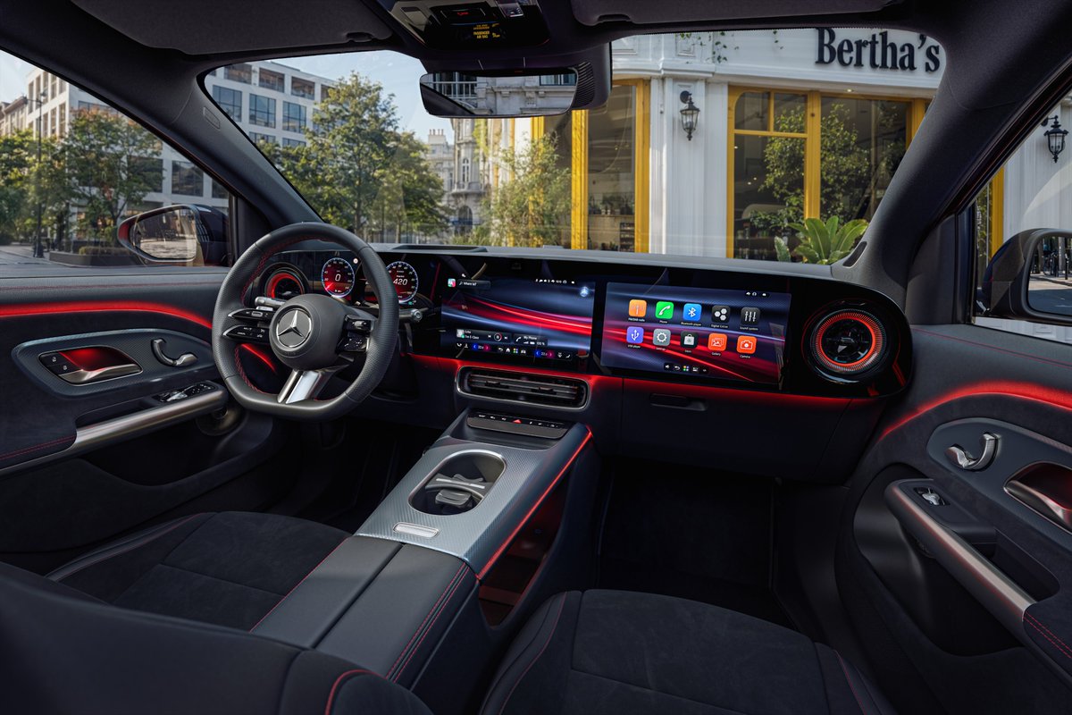 Lev_Kop's tweet photo. Eşine söz verdiği için yeni GLA için kendisini baskı altında hissetmiş

♨️Mercedes, tamamen yeni ve hem elektrikli hem de hibrit güç ünitelerine sahip "GLA" modelini tanıttı. 

♨️Selefine göre daha uzun menzil, daha fazla teknoloji ve daha geniş iç mekan sunan yeni GLA, tam elektrikli versiyon da sunduğu için "EQA" ismini de öldürmüş oldu!

♨️Işıklandırılmış ön ızgara ve tamaman farklı bir arka tasarıma sahip yeni GLA, panoramik tavan, geniş MBUX Superscreen ve kalite hissi artırılmış iç mekanıyla da dikkat çekiyor.

♨️Pazara sunulduğunda müşteriler üç tamamen elektrikli model arasından seçim yapabilecek. İlerleyen dönemde yüksek teknolojili elektrik motorlu içten yanmalı modeller de bu seçeneklere katılacak. 

♨️Tamamen yeni GLA; dikkat çekici tasarımı, gelişmiş teknolojiyi ve günlük kullanım pratikliğini bir araya getirerek şehir içi mobiliteyi daha özgüvenli, daha sezgisel ve daha heyecan verici hale getiriyor.

♨️Mercedes-Benz Group AG Yönetim Kurulu Başkanı Ola Kallenius, yeni GLA’nın kendisi için çok özel olduğunu belirterek, "EQA, şu an eşimin kullandığı otomobil. Bu yüzden üzerimde büyük baskı vardı. Kendisine söz verdim; her ne kadar şimdiki otomobilini çok sevse de, bir sonrakinin her açıdan daha iyi olacağını söyledim" demiş.

♨️Araçta yeri içermeyen 'Style', ultra sportif "AMG", AMG ile Gece Paketi'ni bünyesinde barındıran özel "Night Edition" gibi 4 farklı donanım seçeneği sunulacak. 

♨️Dört çeker sistemi, TERRAIN sürüş modu ve Land Rover'dan da hatırlayacağımız "şeffaf kaput" fonksiyonu, iddialı yönleri arasında. 

♨️CLA gibi GLA'nın da önce elektrikli versiyonları piyasaya sürülecek. 224 PS'lik "200", 272 PS gücündeki arkadan itişli "250+" ve 354 PS gücündeki dört tekerlekten çekişli "350 4Matic" modelleri bulunacak.

♨️GLA 200 58 kWsa kullanılabilir enerji içeriğine sahip lityum demir fosfat (LFP) bataryaya sahipken, diğer iki motor seçeneği 85 kWsa kullanılabilir enerji içeriğine sahip bir NMC (nikel-mangan-kobalt) batarya ile donatılmış. Menziller ise 644 ile 657 km arasında değişiyor. 800V mimarisi, 10 dakikada 270 kilometreye kadar ek menzil (WLTP) sunabilecekmiş.

♨️48V hibrit seçenekler ise yeni 1.5 lt benzinli motora küçük bir elektrik motoru ve elektrikli 8 ileri çift kavramalı otomatik şanzımanın eklenmesiyle 2027'de piyasaya sürülecek.