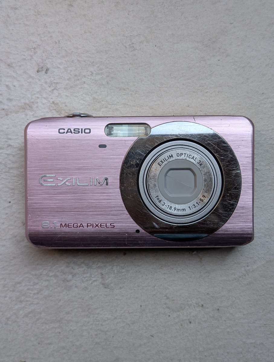 me_re_kam_'s tweet photo. ✨ WTS digicam Casio EX-Z80 pink ✨
 
- Spaylatter, harga 1.176k nego dm
- Include: charger, baterai, memori &amp; cardreader
- Flash, Zoom, Tombol aman, body 7.8/10

#digicam #kamera #wts #wtb #zonauang #zonajajan #zonaba #kameradigital https://t.co/vPV4ByC2zv