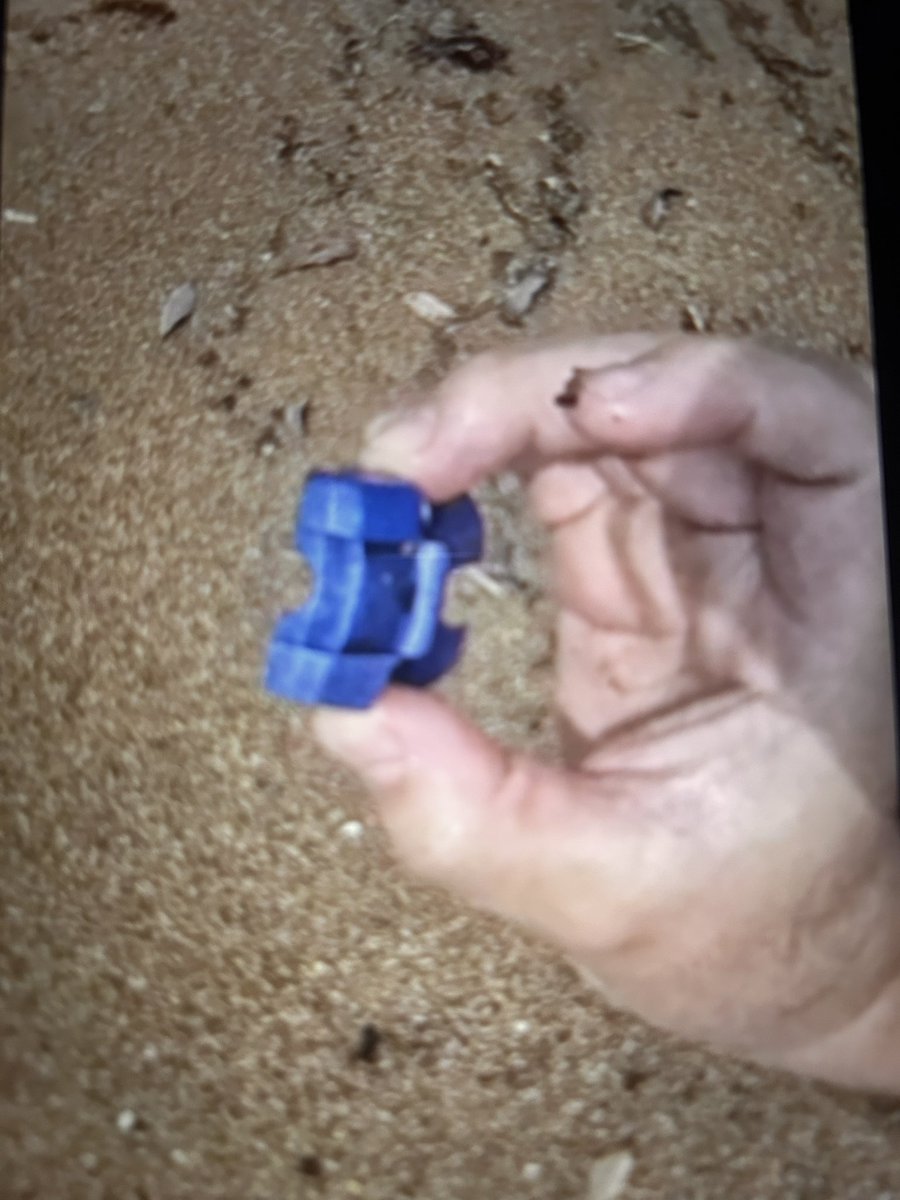 xratanax's tweet photo. 特定班よろしくお願いします。海で見つけた。拾ってこなかったから（拾えばよかった）これぐらいしか画像ないんだけど。旧キット強行偵察型ザクが一番近いかなあと思うけど、違う…モナカ割りで胴体スカート一体型、胸あたりにブースターあり。 https://t.co/McYQ4tfeu3