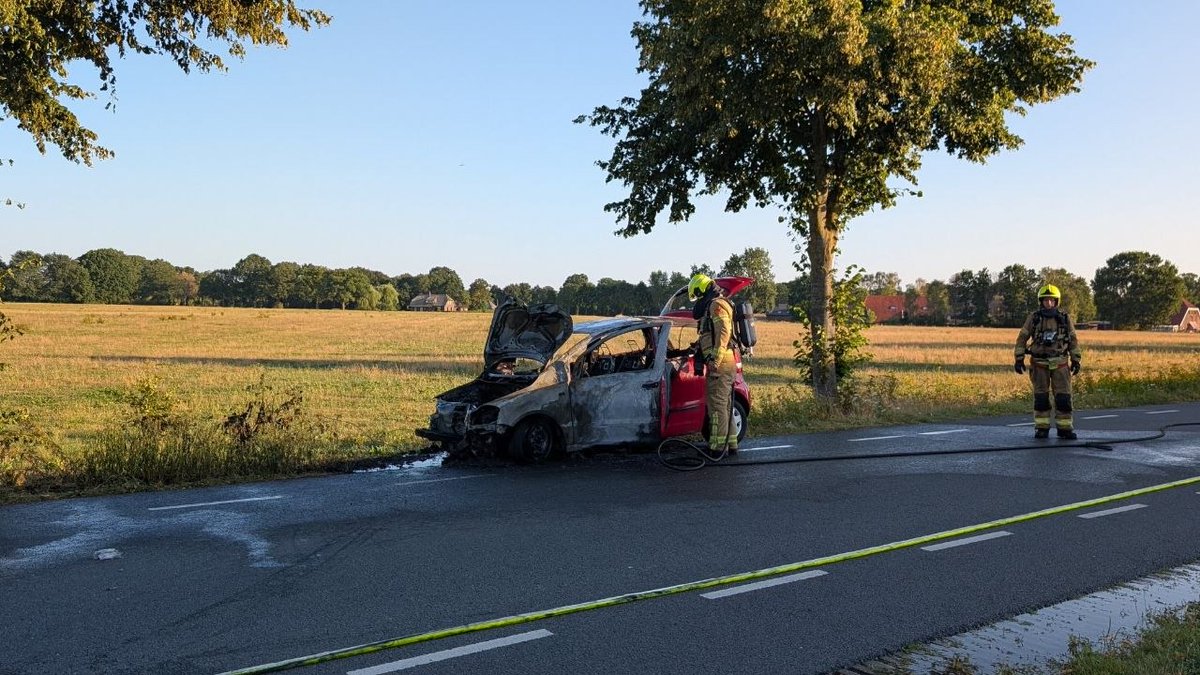 Auto vliegt in brand na eenzijdig ongeval in Zelhem