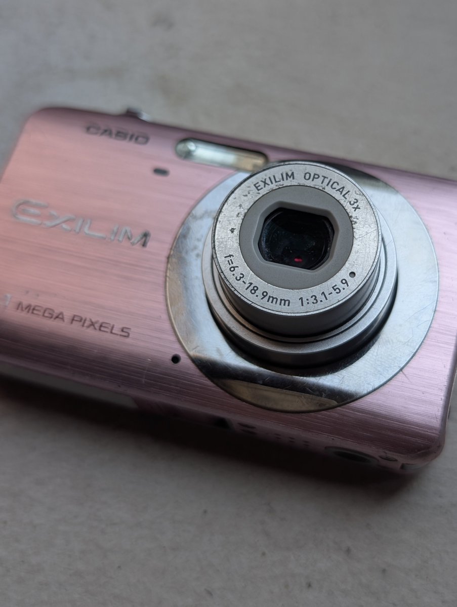 me_re_kam_'s tweet photo. ✨ WTS digicam Casio EX-Z80 pink ✨
 
- Spaylatter, harga 1.176k nego dm
- Include: charger, baterai, memori &amp; cardreader
- Flash, Zoom, Tombol aman, body 7.8/10

#digicam #kamera #wts #wtb #zonauang #zonajajan #zonaba #kameradigital https://t.co/vPV4ByC2zv