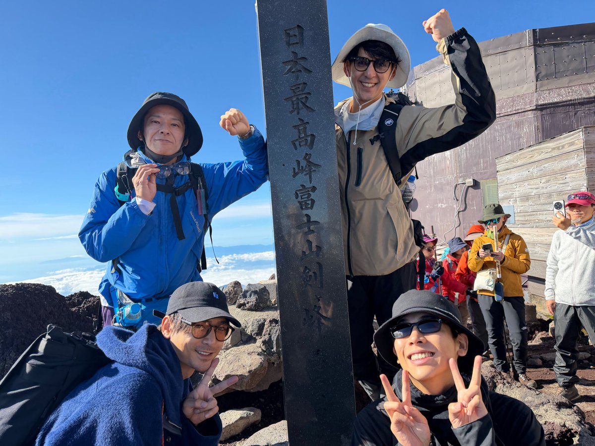takashi__0128's tweet photo. 本日少し生配信やります！
そして人生初富士山登頂🗻
試されるのは体力ではなく精神力
最高の景色、経験でした
#富士山
#ご来光 https://t.co/y9FPwiGAVy