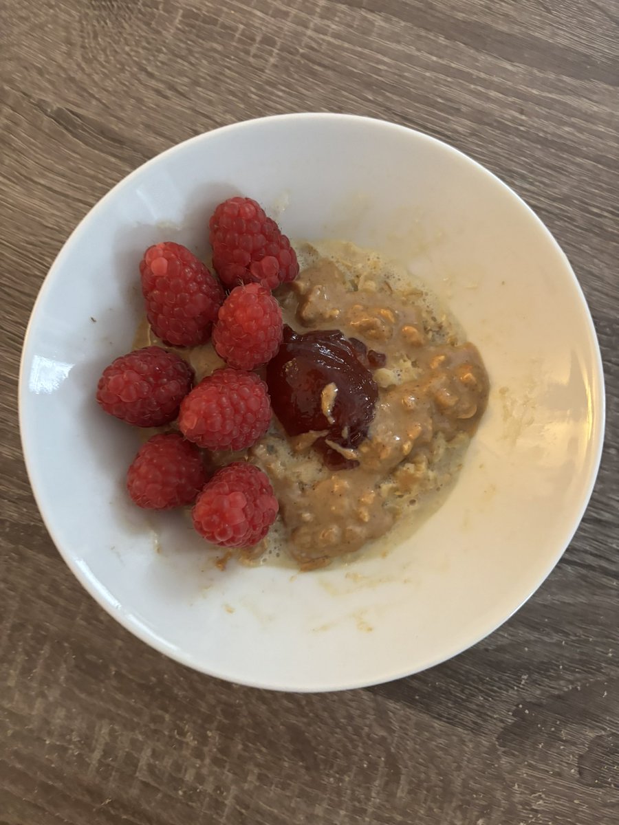 ro3si3's tweet photo. Breakfast!! 285cal ₊˚⊹ᰔ

it looks kinda bad but it’s yummy trust :3 https://t.co/2xji5wzIRO