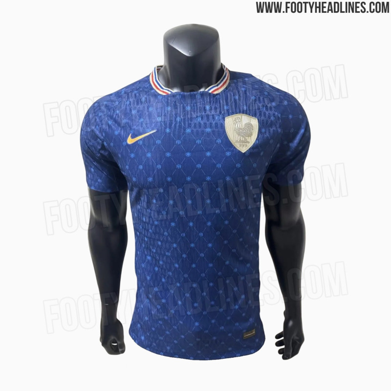 _BeFootball's tweet photo. 🚨 LE MAILLOT DOMICILE DE L'ÉQUIPE DE FRANCE FÉMININE POUR LE MONDIAL 2027 A FUITÉ ! 🇫🇷✨

Grosse nouveauté : c'est le tout premier maillot à arborer le NOUVEAU LOGO de la sélection (le fameux coq) dans un format distinct, teinté d'or métallique) 🤩

📸@Footy_Headlines https://t.co/naetUyv4Y8