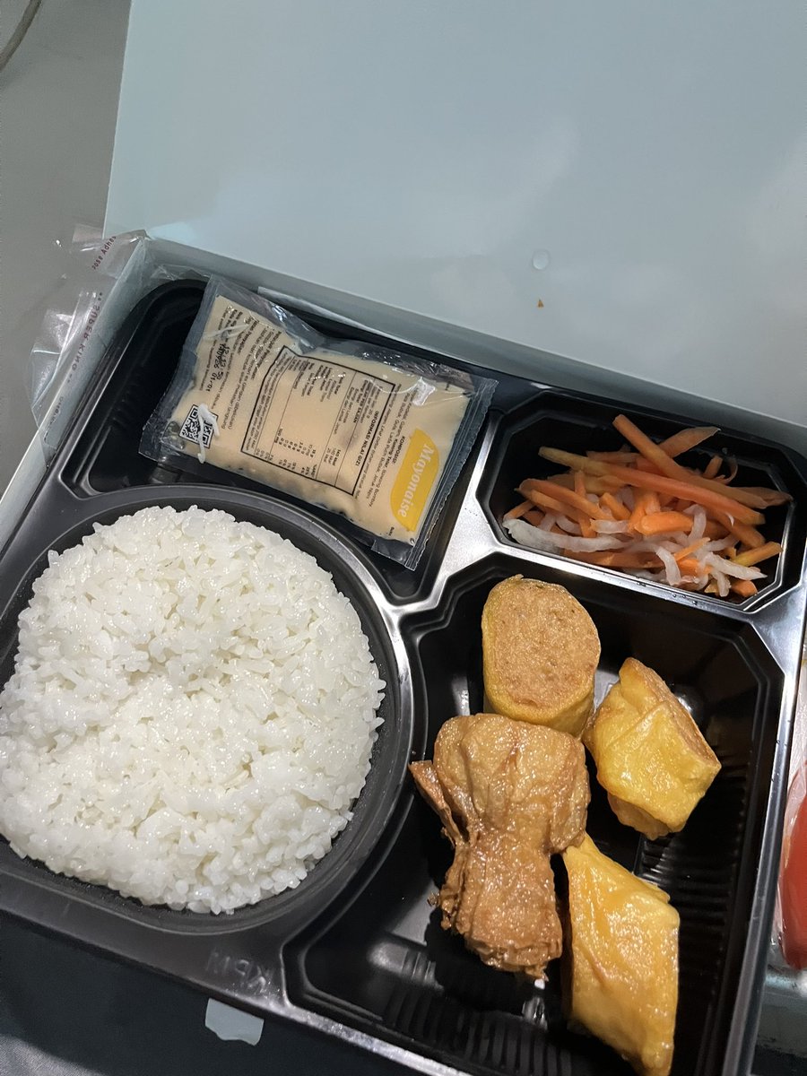hemzpakez's tweet photo. Bosen bubur jd beli hokben😭🤏🏻 https://t.co/T7v6creJzC