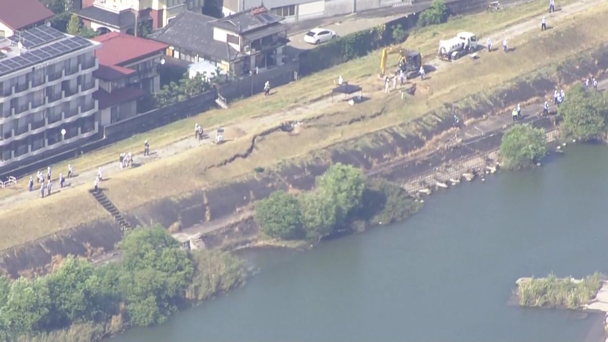 mlit_Kyushu's tweet photo. 【緊急復旧工事進捗状況】
#令和８年熊本地震 で被災した球磨川の河川堤防緊急復旧工事進捗を #はるかぜ より撮影。
24時間施工で早期復旧に努めます。
↓↓↓詳細はこちらから↓↓↓
https://t.co/w0xESLg9jp
＃八代河川国道事務所　＃緊急復旧 https://t.co/l7BsM5VPmt