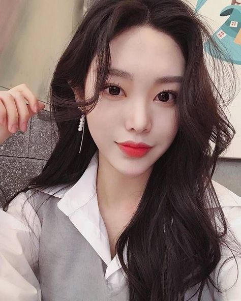 5superkey's tweet photo. Timeless elegance in a crisp white shirt and bold red lips
MmFB https://t.co/YLCiWIpim4