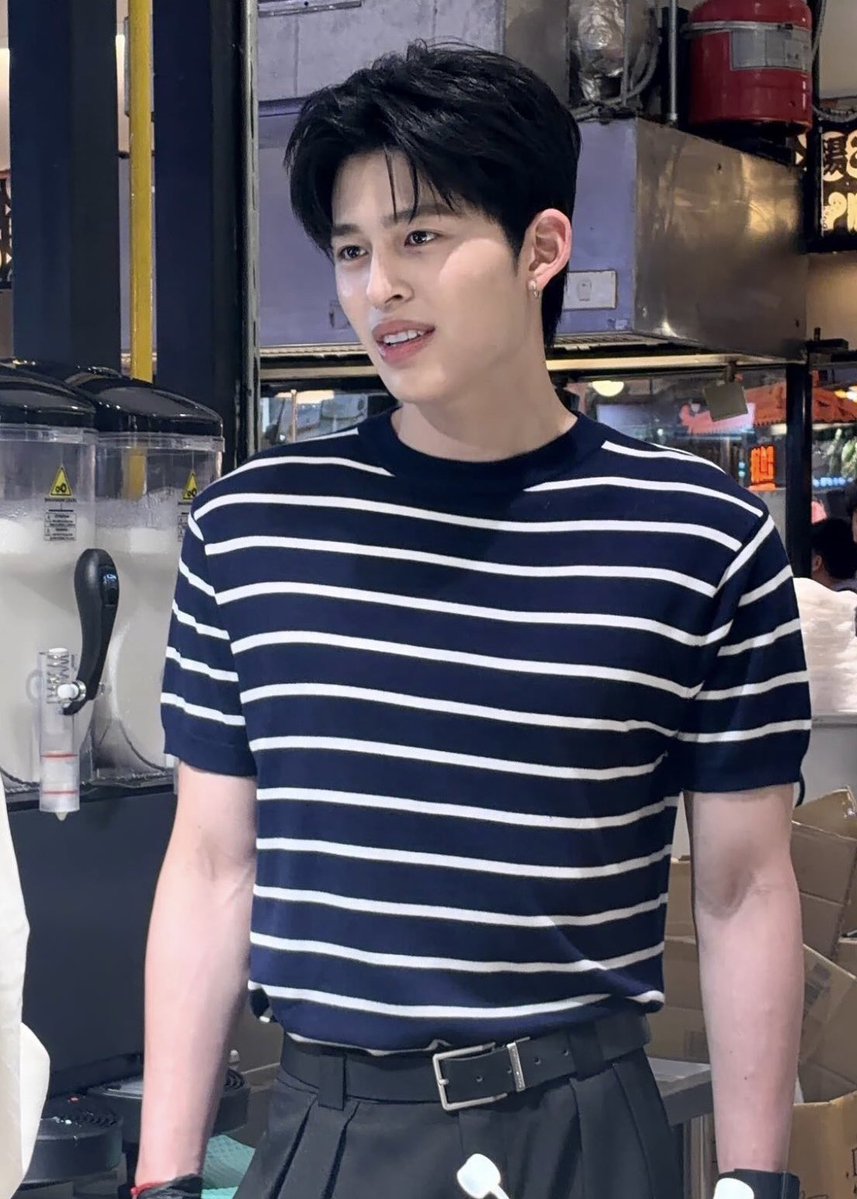 nwtpsawppw's tweet photo. so who’s writing the au….
Phuwin Tangsakyuen GMMTV long rumoured as the CEO of WITH U GURT’S FAEN…ordering 🥣 support for the staff at his company in which the staff tease him by playing with the brand name &amp; Phuwin’s name 

except I didn’t make this up https://t.co/Fx5cRr9ukZ