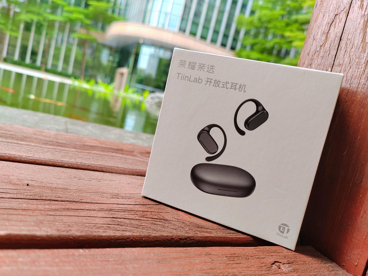 MarhtaCockqlix's tweet photo. Just unboxed my long-waited wireless earbuds! The sound quality is way better than I expected—total win for my daily commutes. https://t.co/3MvH3Knh2d