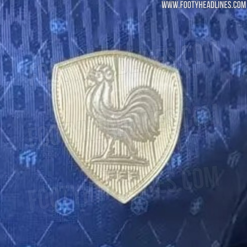 _BeFootball's tweet photo. 🚨 LE MAILLOT DOMICILE DE L'ÉQUIPE DE FRANCE FÉMININE POUR LE MONDIAL 2027 A FUITÉ ! 🇫🇷✨

Grosse nouveauté : c'est le tout premier maillot à arborer le NOUVEAU LOGO de la sélection (le fameux coq) dans un format distinct, teinté d'or métallique) 🤩

📸@Footy_Headlines https://t.co/naetUyv4Y8