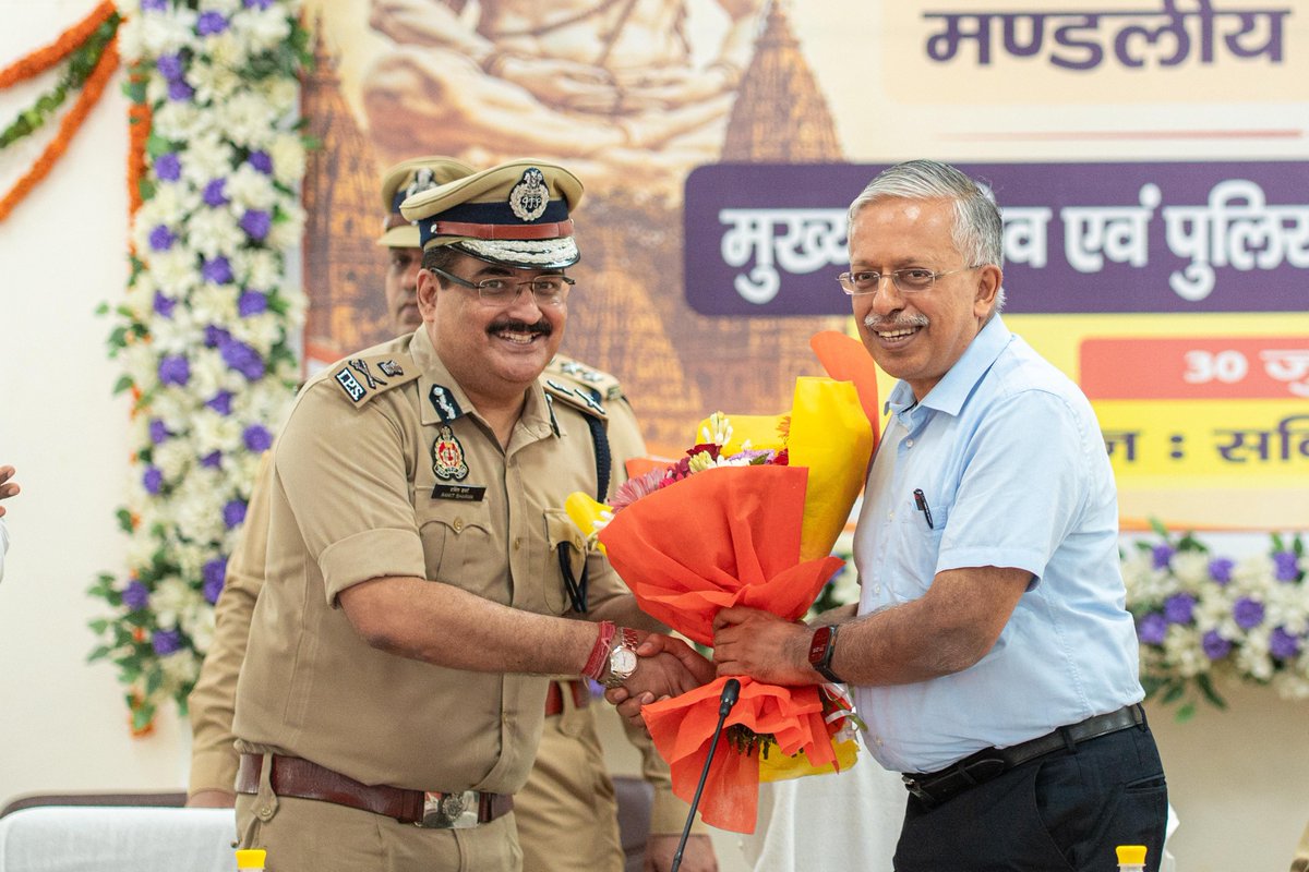 Uppolice's tweet photo. आगामी कांवड़ यात्रा-2026 एवं श्रावण शिवरात्रि के अवसर पर श्रद्धालुओं की सुरक्षित, सुगम, निर्विघ्न एवं दुर्घटनामुक्त यात्रा सुनिश्चित करने के उद्देश्य से आज सर्किट हाउस, बरेली में मुख्य सचिव, उत्तर प्रदेश श्री शशि प्रकाश गोयल एवं पुलिस महानिदेशक, उत्तर प्रदेश श्री राजीव कृष्ण की संयुक्त अध्यक्षता में बरेली जोन के वरिष्ठ प्रशासनिक एवं पुलिस अधिकारियों के साथ सुरक्षा व्यवस्था, यातायात प्रबंधन एवं समग्र तैयारियों की विस्तृत समीक्षा बैठक प्रारम्भ हुई।

#UPPolice #KanwarYatra2026 #ShravanShivratri #SafeKanwarYatra #ZeroIncidentZeroAccident