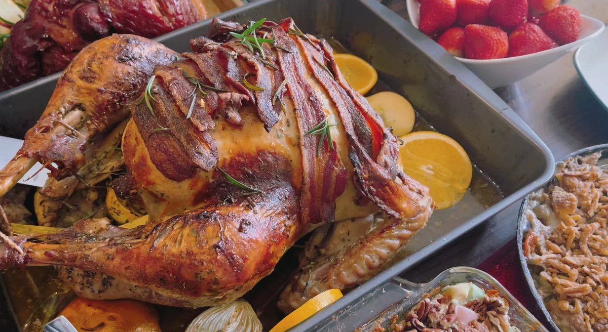 GreggMaez's tweet photo. Get ready for our Thanksgiving special! Juicy roasted turkey with all the classic trimmings—cranberry sauce, buttery mashed potatoes, and warm pumpkin pie. Limited spots only! Tag your dining crew to reserve yours today. https://t.co/0ZKHbHqbi9
