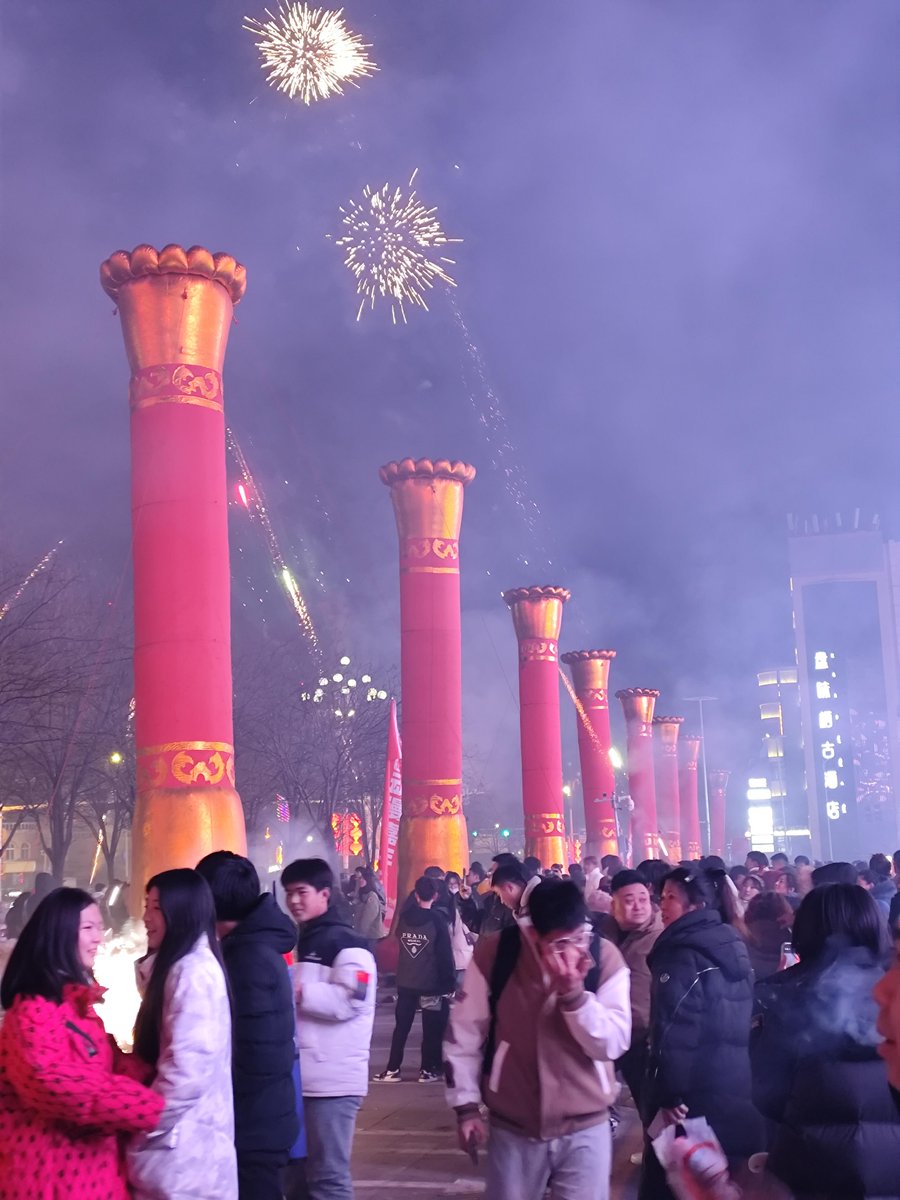 EarleDerma9sf's tweet photo. Midnight countdown, confetti flying—happy New Year! Let’s make this year unforgettable together https://t.co/my1Qr0hQQf