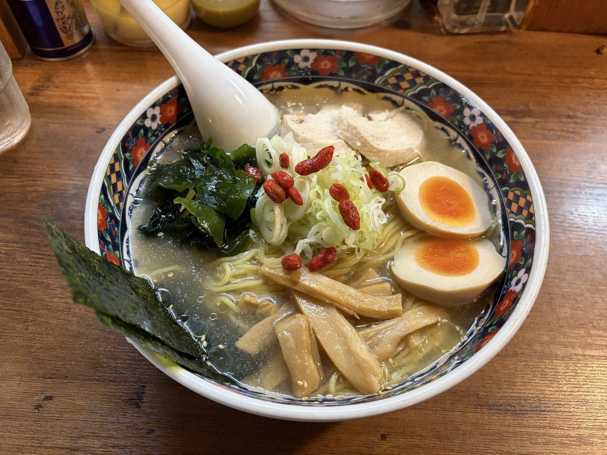 tmtm_anzu's tweet photo. 銀座のラーメン屋さんで塩の冷やしを🍜意外と酸味強めで夏にぴったり🏄 https://t.co/dRy22Omv1T
