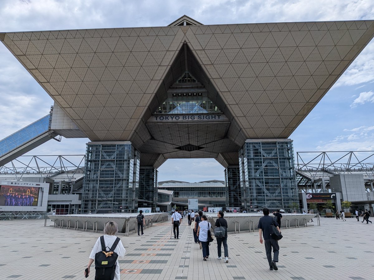 investaka's tweet photo. 真夏の賃貸住宅フェア、今年もリフォーム産業フェアと合わせてざっと見て撤収。ホリエモンほかAI云々、民泊関連がやたらと増えた印象。待ち合わせしたわけでもないのに、地方から上京の知人も少なからず。さらに知人の元サラリーマン大家が登壇してたのにも驚き。 https://t.co/xvg03QOhE5