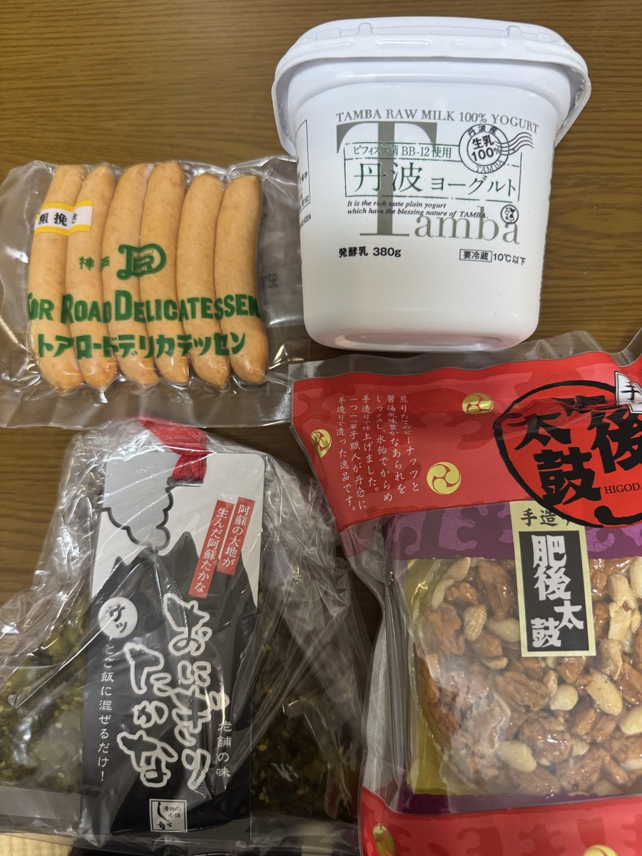 koro_pulin's tweet photo. 仕事帰りに、今日もくまもん探し😊
くまもんは付いてなかったけど、阿蘇産の高菜と「肥後もっこす本舗」の『肥後太鼓』

そして、トアロードデリカテッセンのソーセージと丹波乳業さんの「丹波ヨーグルト」

#ひょご活
#熊本応援 https://t.co/zCuvTuhKL2